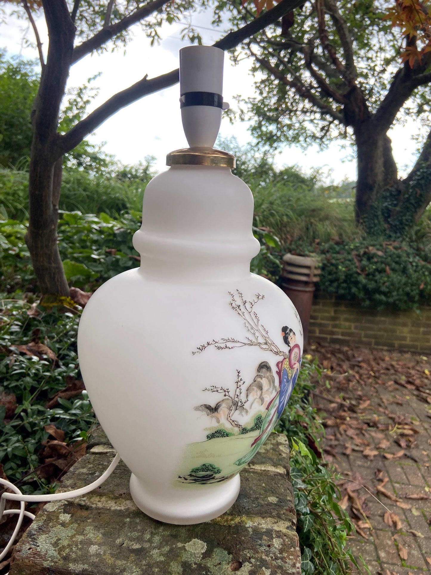 Simply stunning early mid century Italian table lamp depicting Geishas and Japanese scene - working table lamp