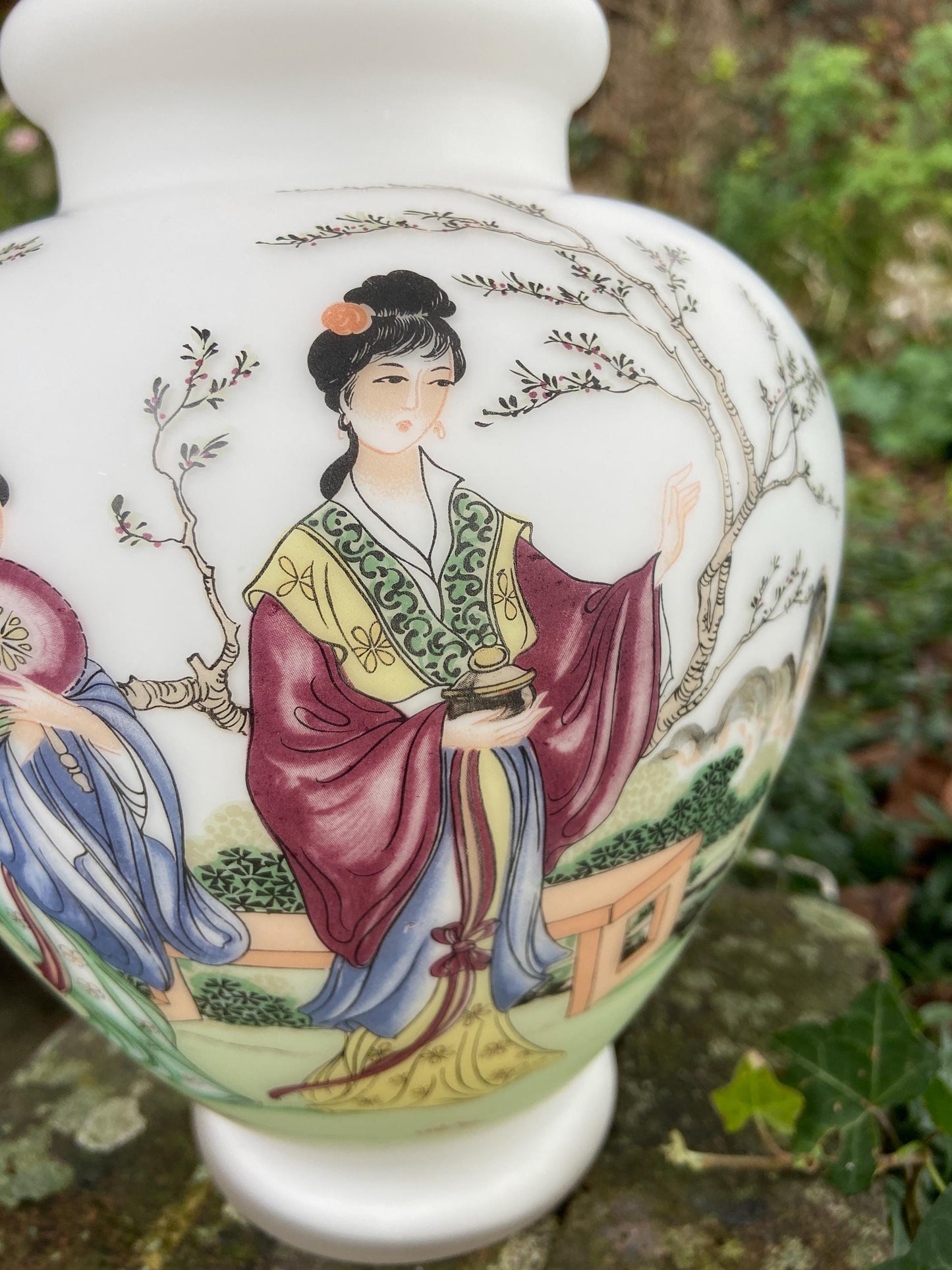Simply stunning early mid century Italian table lamp depicting Geishas and Japanese scene - working table lamp