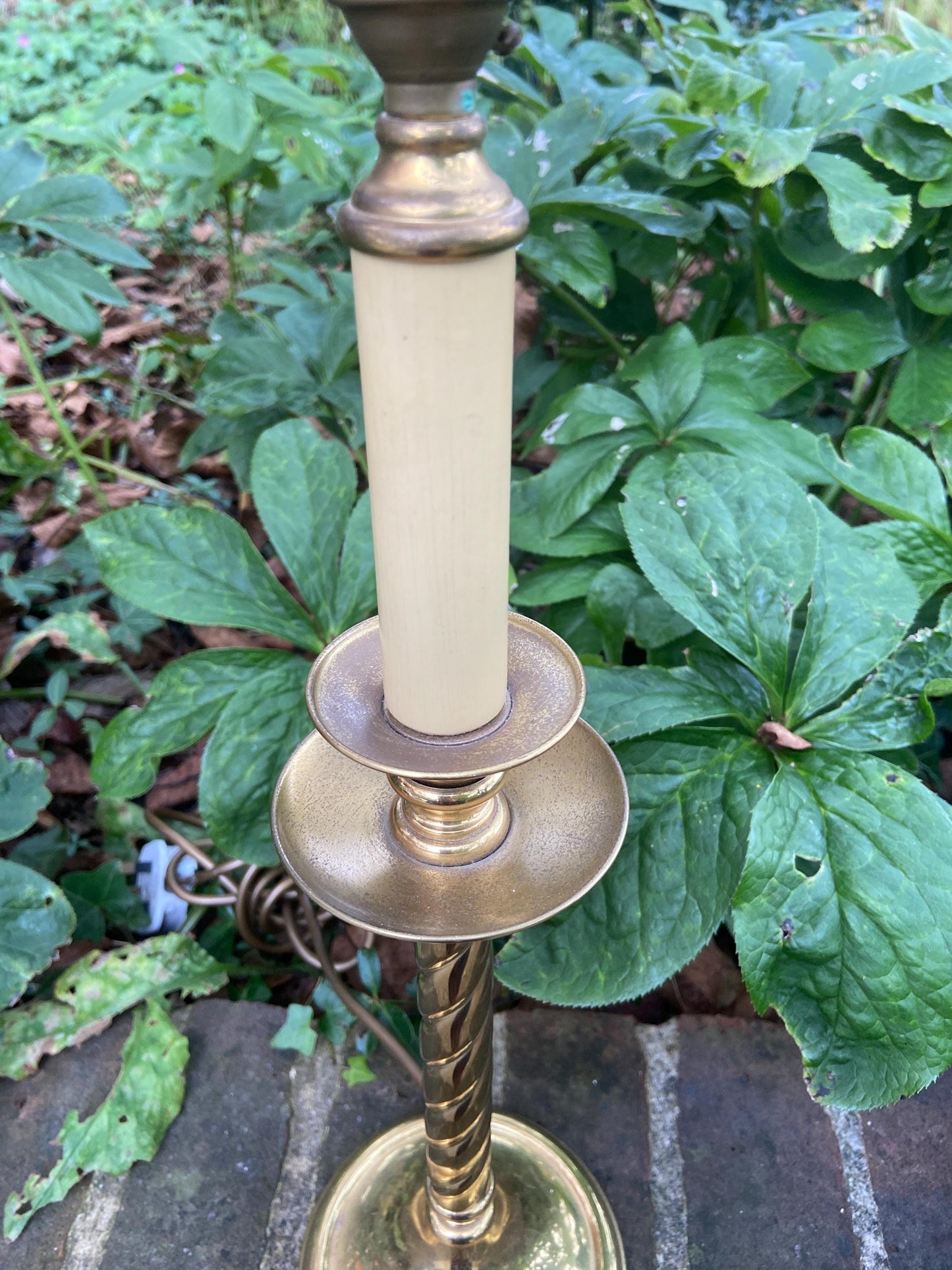 Vintage Quality Brass Lamp with ribbon detail, Made in England - working