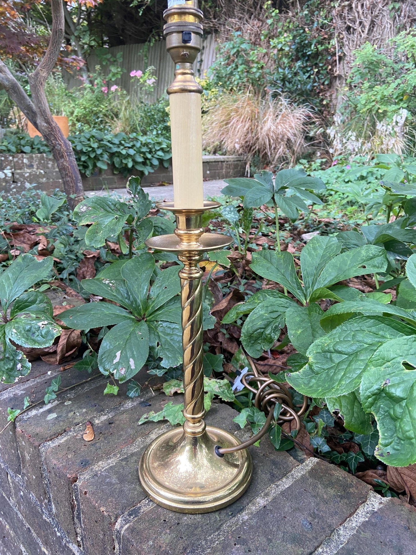 Vintage Quality Brass Lamp with ribbon detail, Made in England - working