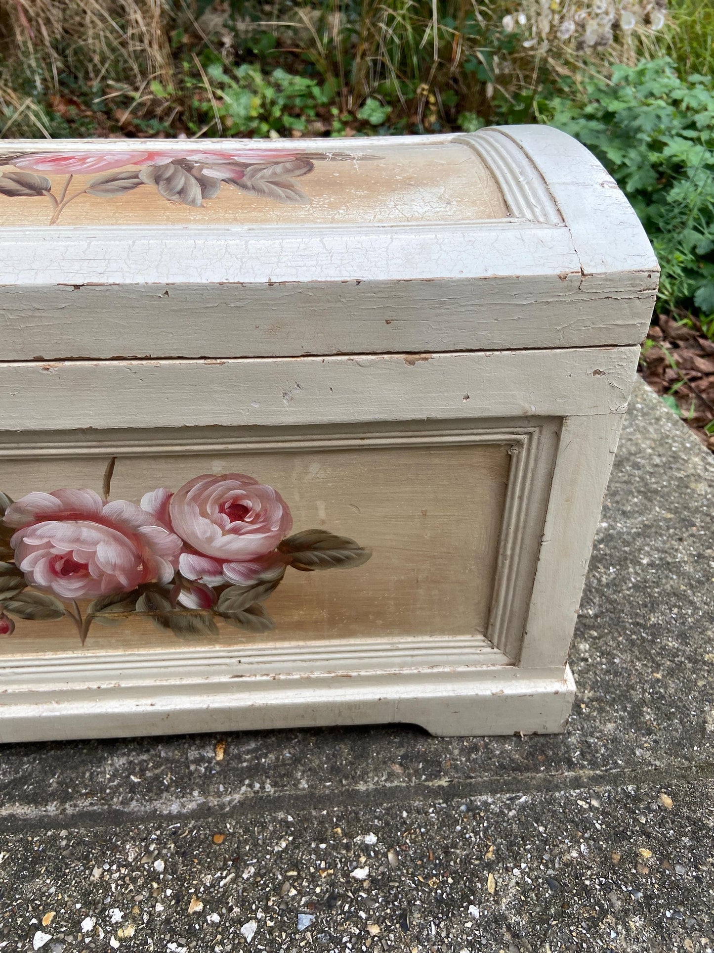 Delightful vintage painted treasure chest, storage box, toy box - country look, shabby chic finish