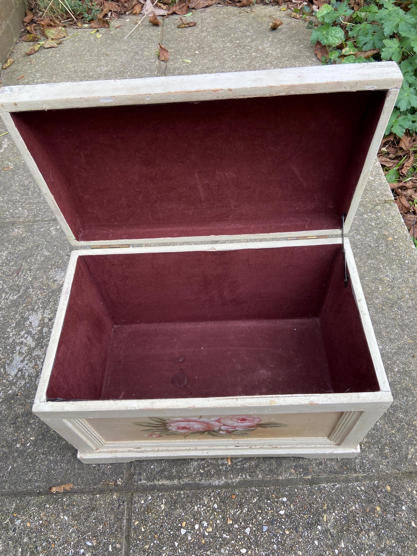 Delightful vintage painted treasure chest, storage box, toy box - country look, shabby chic finish