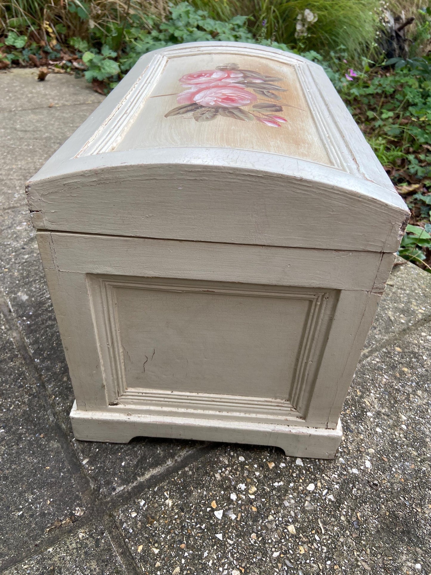 Delightful vintage painted treasure chest, storage box, toy box - country look, shabby chic finish