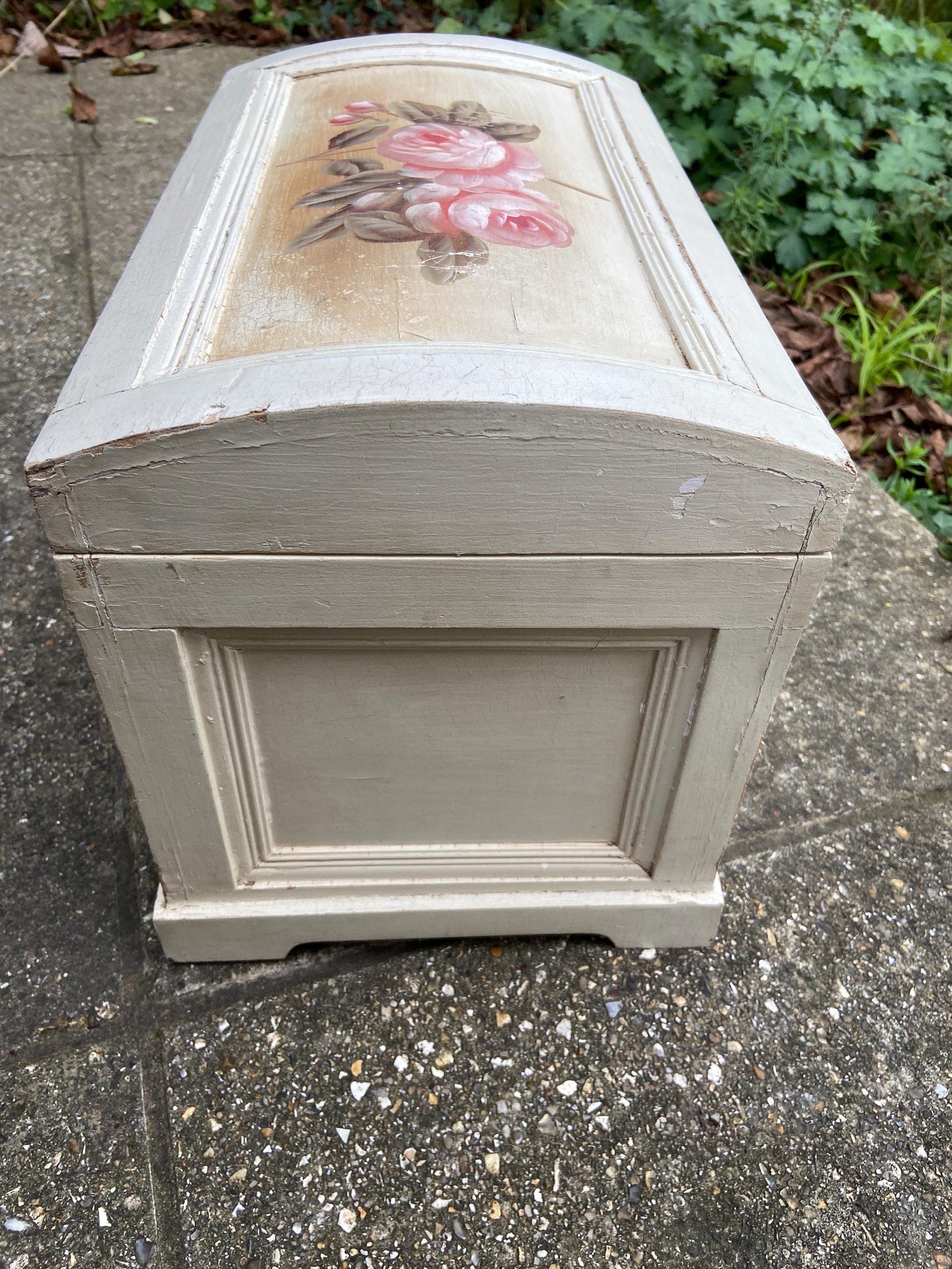 Delightful vintage painted treasure chest, storage box, toy box - country look, shabby chic finish