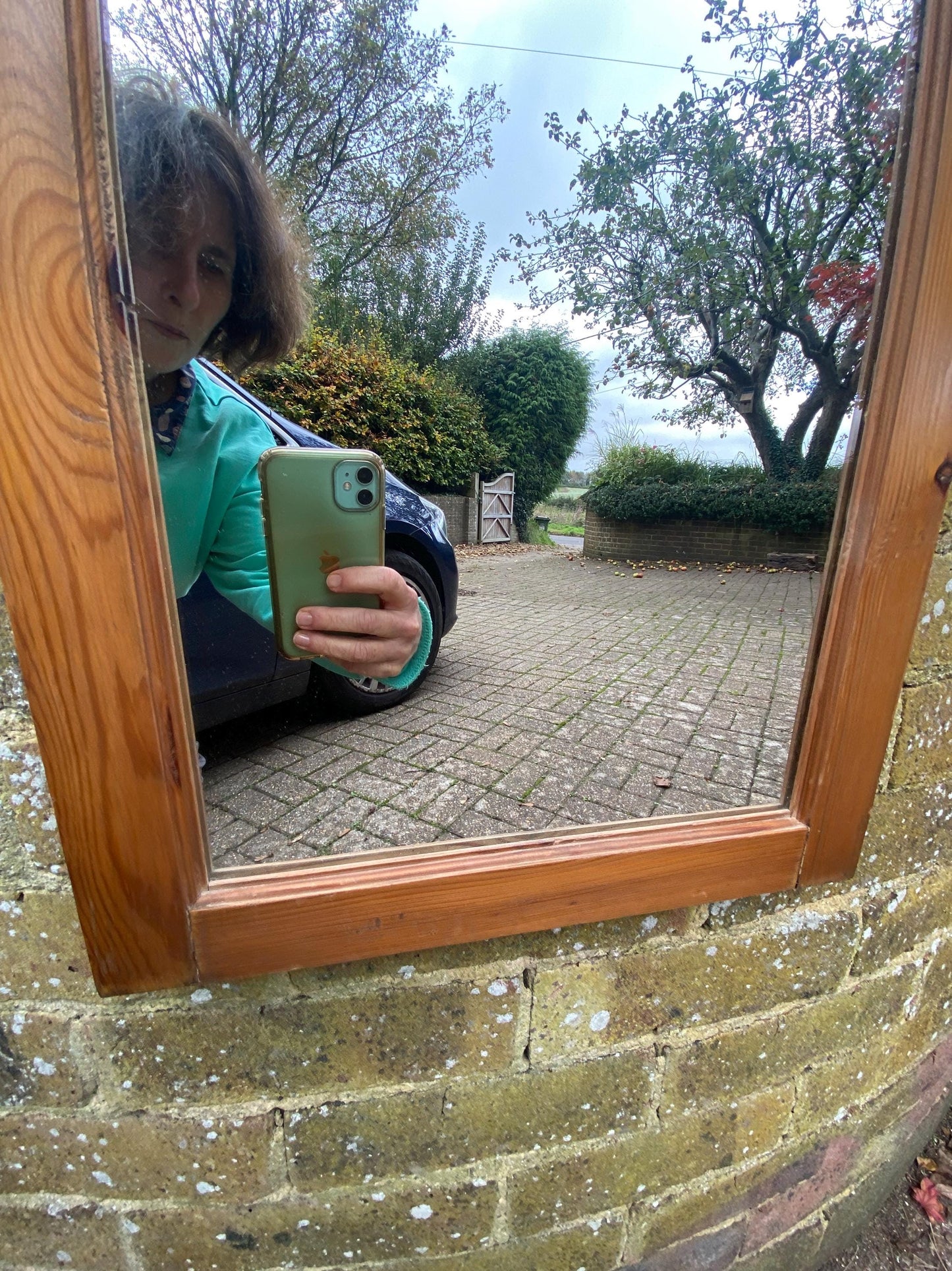 Lovely vintage pine mirror with moulded top and in vgc, ready to hang