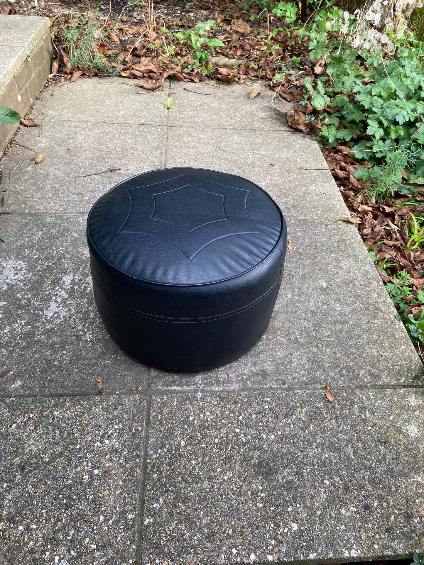 black leatherette retro pouffe, retro stool. black leather footstool. blackfoot stool. retro pouffe. great condition
