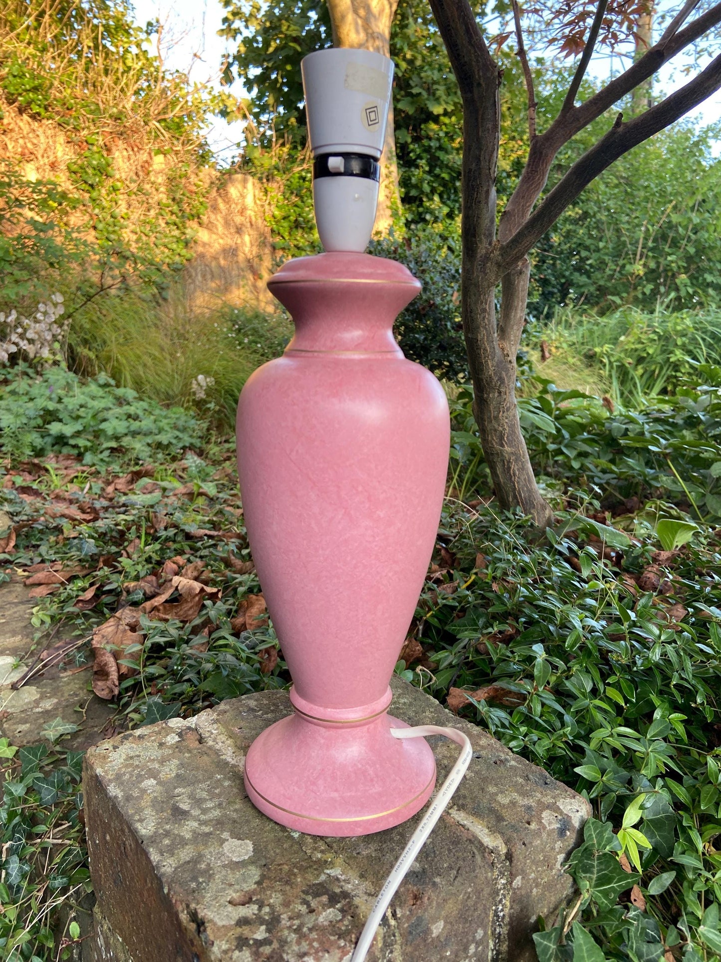Lovely 1970s retro pink mottled ceramic vintage table lamp