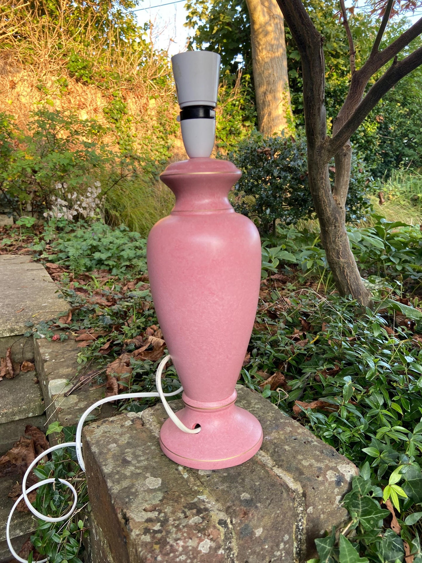 Lovely 1970s retro pink mottled ceramic vintage table lamp