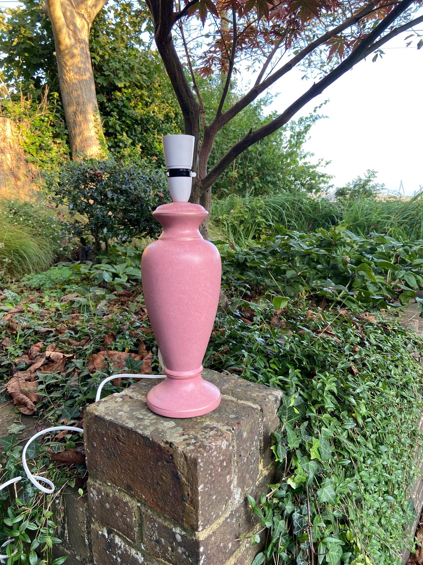 Lovely 1970s retro pink mottled ceramic vintage table lamp