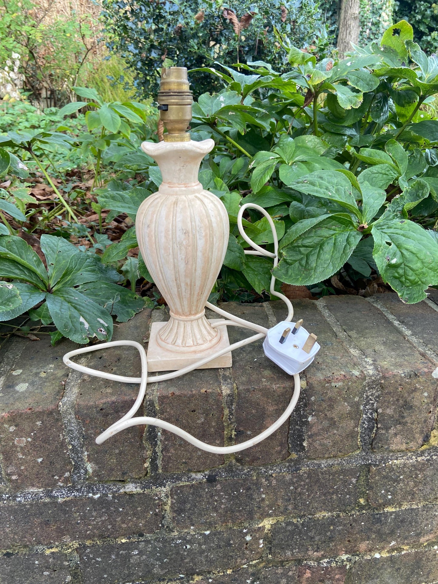 Vintage mock Grecian Urn Style Table Lamp - working
