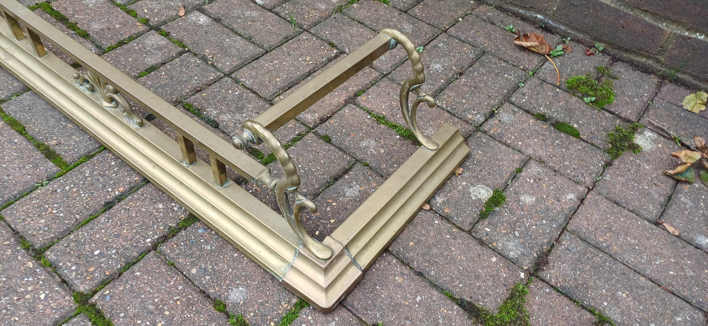 Large and Attractive Vintage Victorian Brass Fender – Elegant Fire Guard and Fireplace Decoration