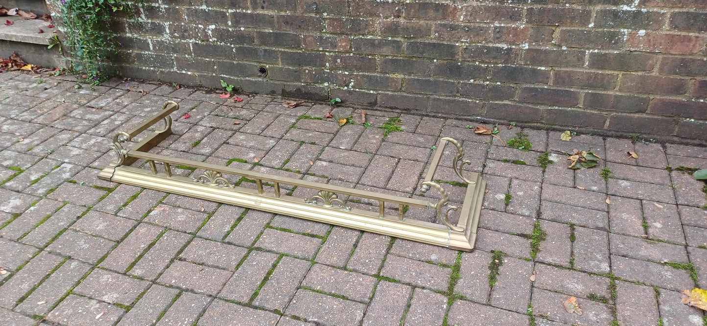 Large and Attractive Vintage Victorian Brass Fender – Elegant Fire Guard and Fireplace Decoration