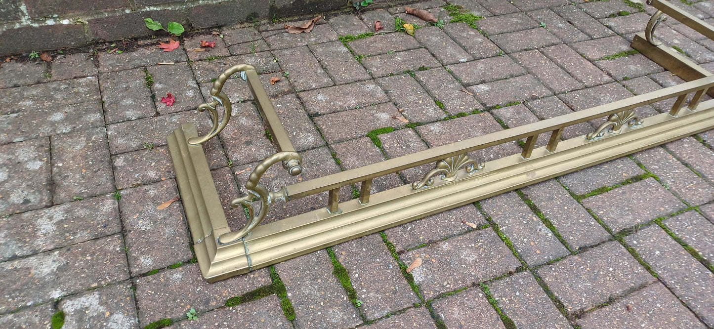 Large and Attractive Vintage Victorian Brass Fender – Elegant Fire Guard and Fireplace Decoration