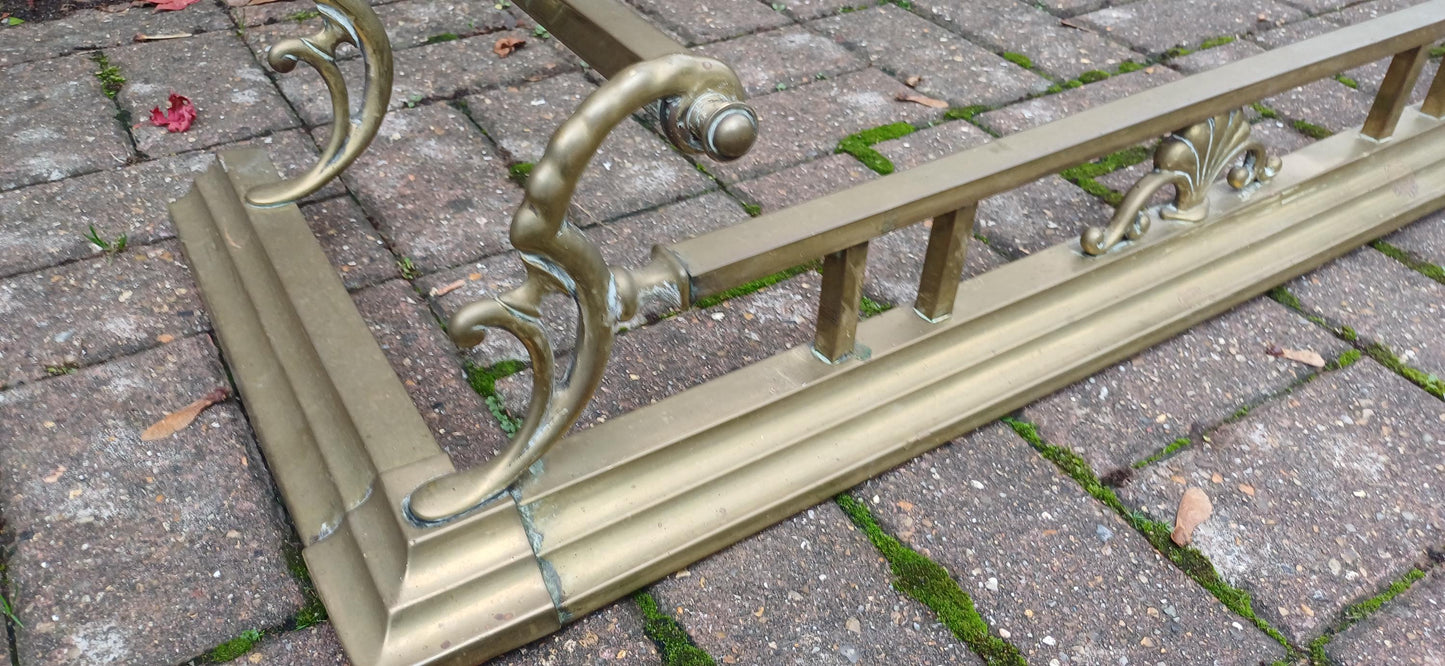 Large and Attractive Vintage Victorian Brass Fender – Elegant Fire Guard and Fireplace Decoration