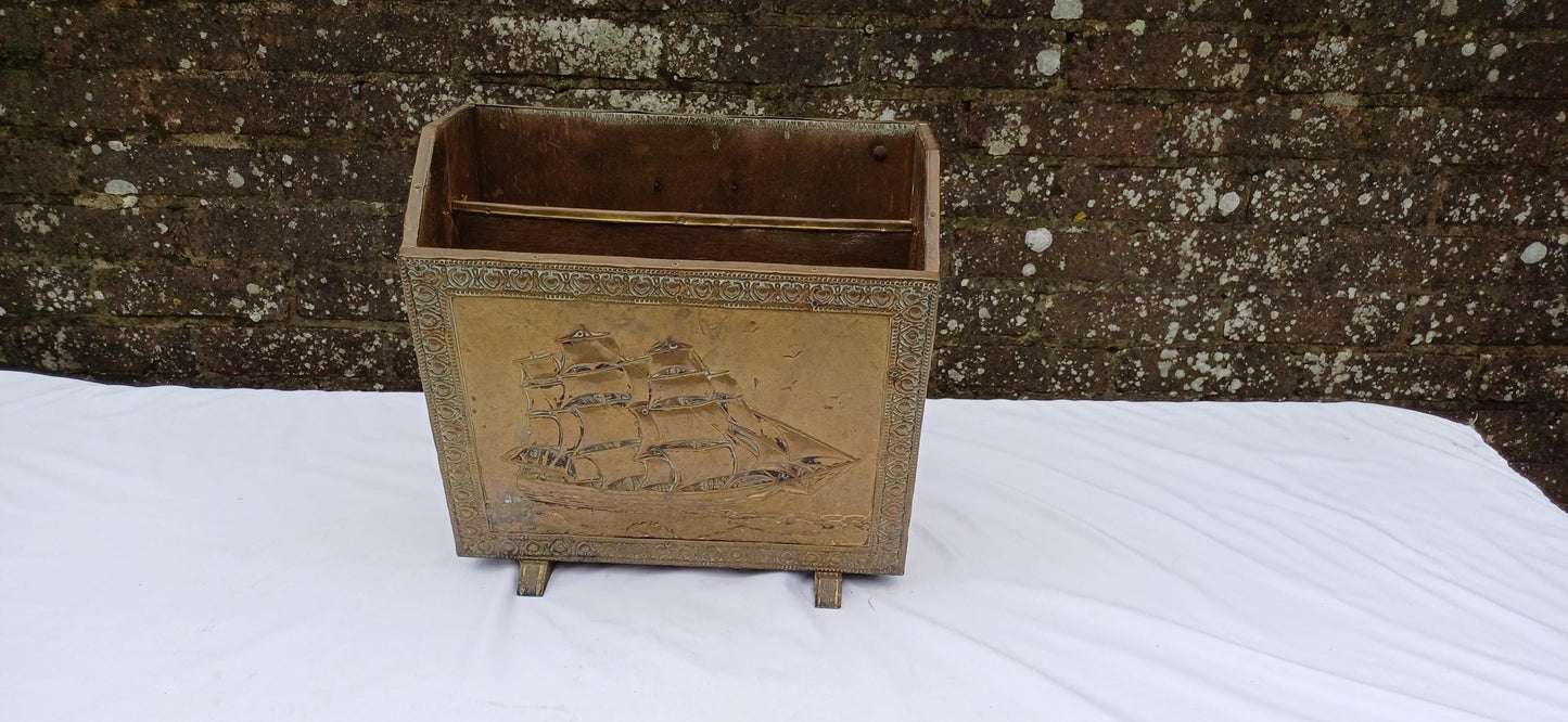 Vintage Mid-Century Brass Galleon Magazine Rack – Nautical Decor for Classic Charm