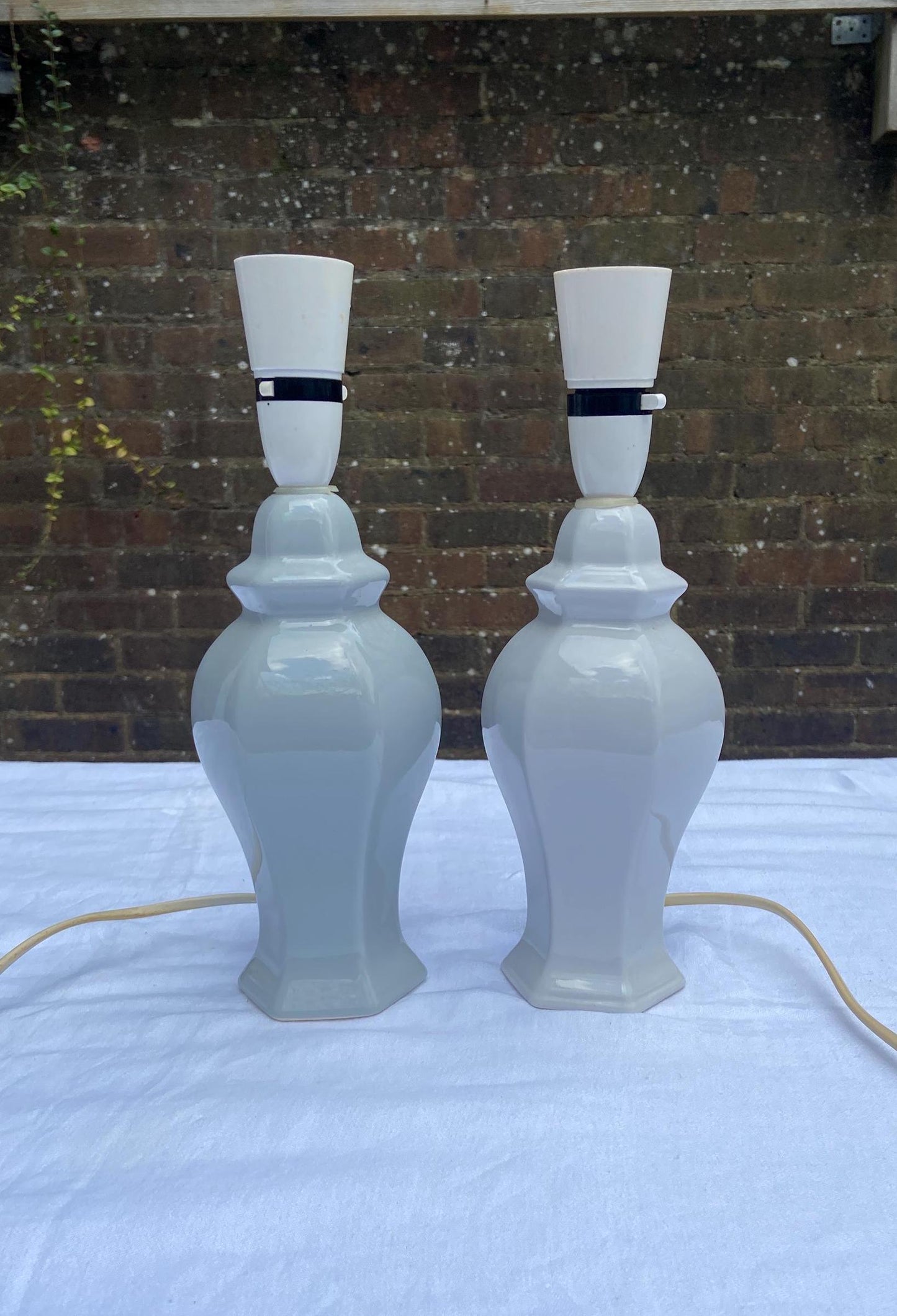 excellent ceramic 1980s table lamps. two of them. one in light grey and one in white. both working. small ginger jar style