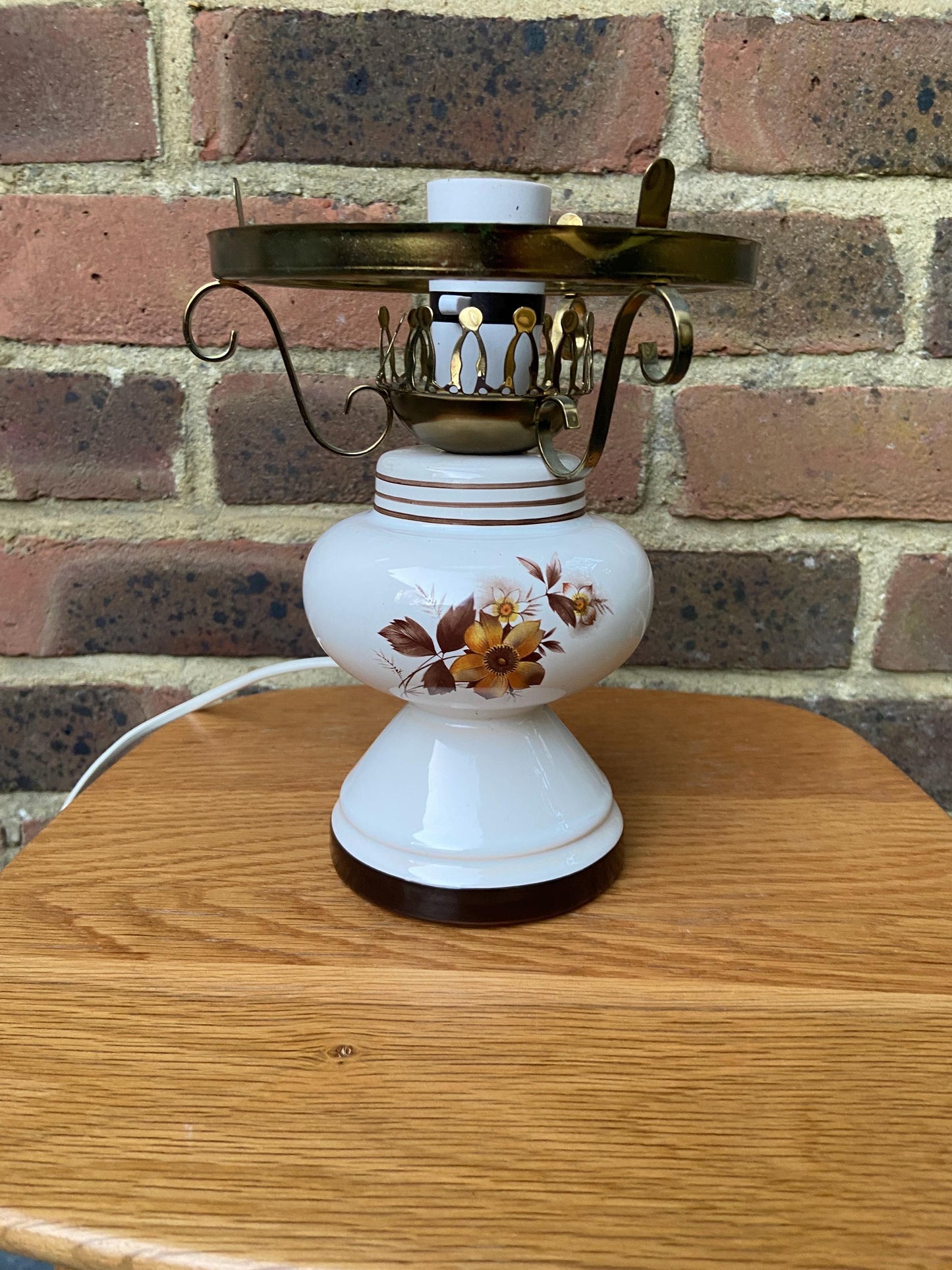 1970s mock Victorian oil lamp in white ceramic, brass shade holder and vintage floral motif - working condition