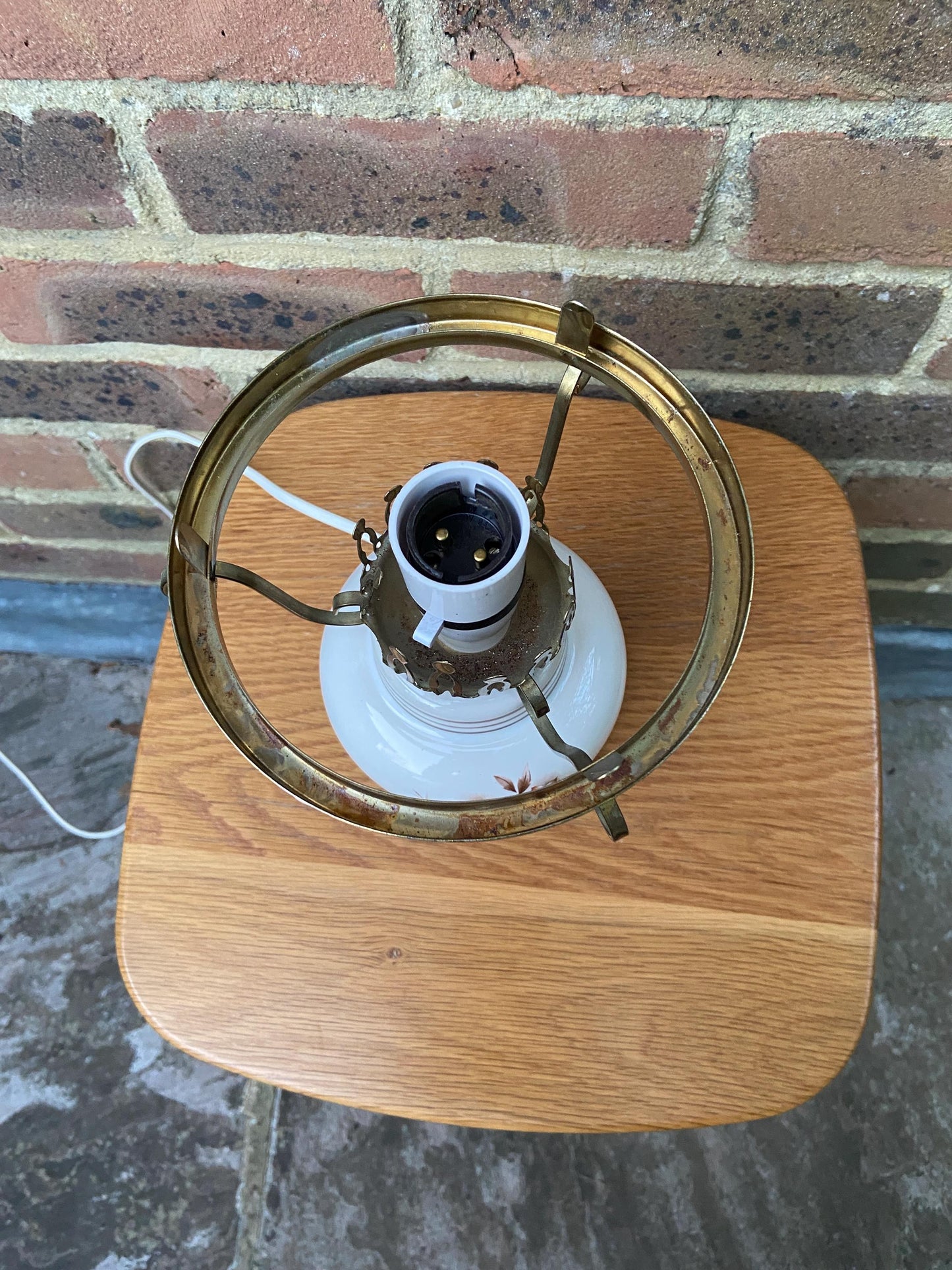 1970s mock Victorian oil lamp in white ceramic, brass shade holder and vintage floral motif - working condition