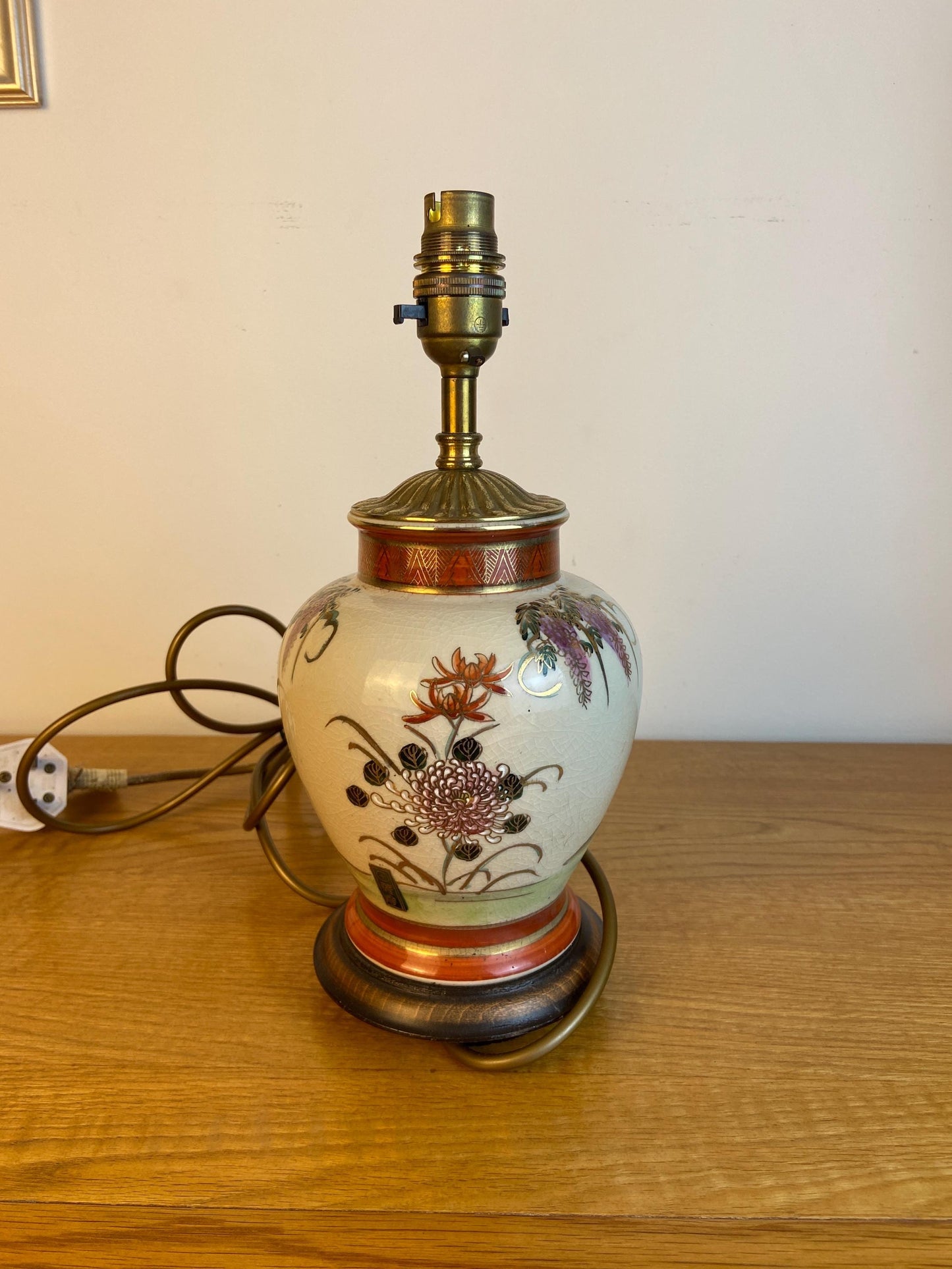 Vintage Kutani Rochamp Oriental Style Table Lamp, smaller size, 30cm tall, 14cm diameter, lotus flowers, wisteria, mythical birds, working