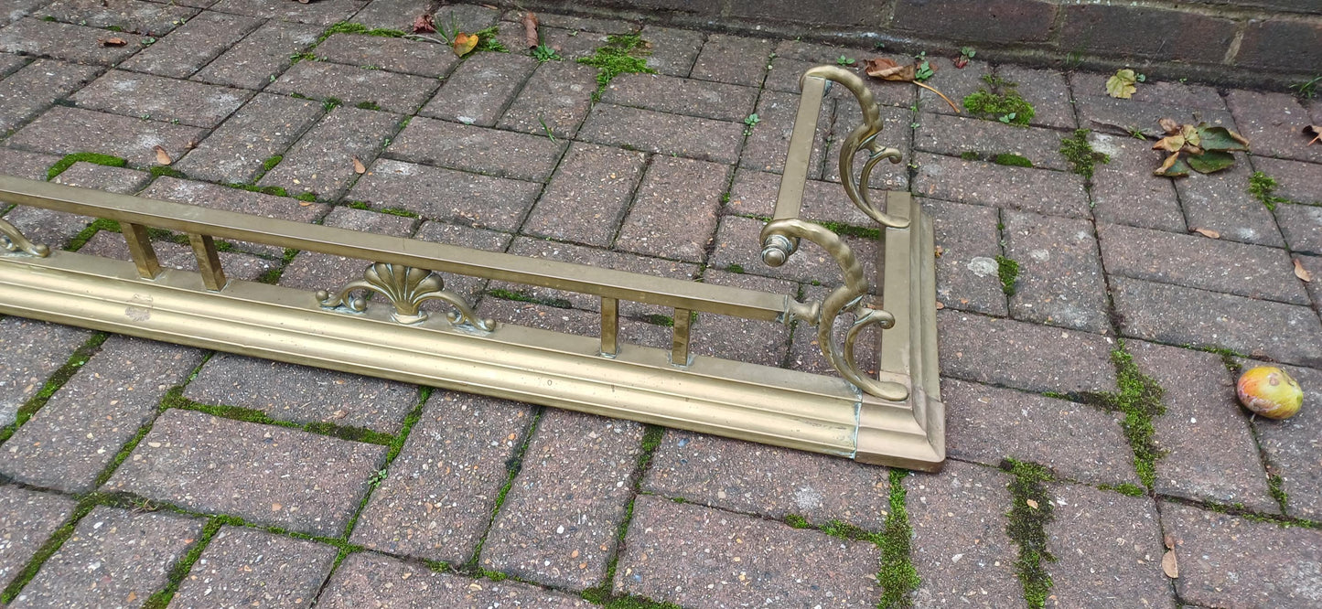 Large and Attractive Vintage Victorian Brass Fender – Elegant Fire Guard and Fireplace Decoration