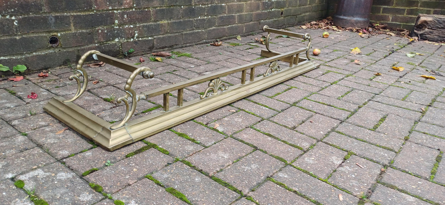 Large and Attractive Vintage Victorian Brass Fender – Elegant Fire Guard and Fireplace Decoration