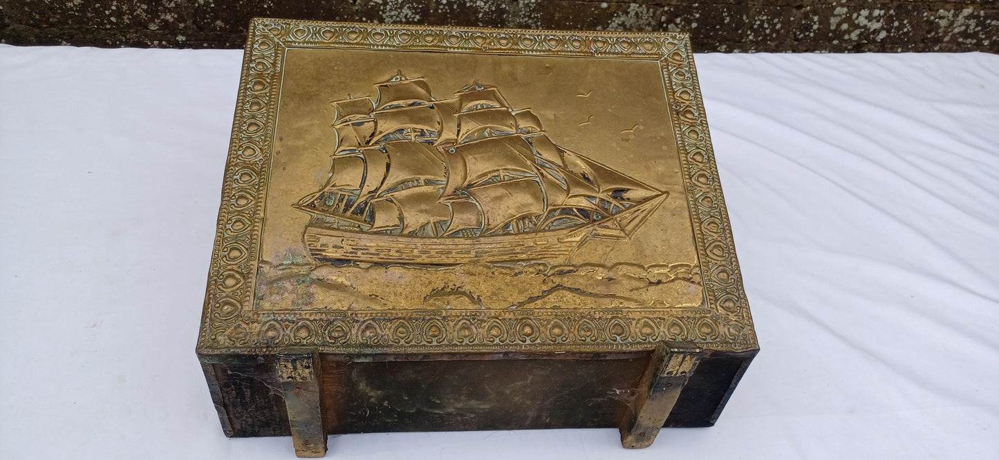 Vintage Mid-Century Brass Galleon Magazine Rack – Nautical Decor for Classic Charm