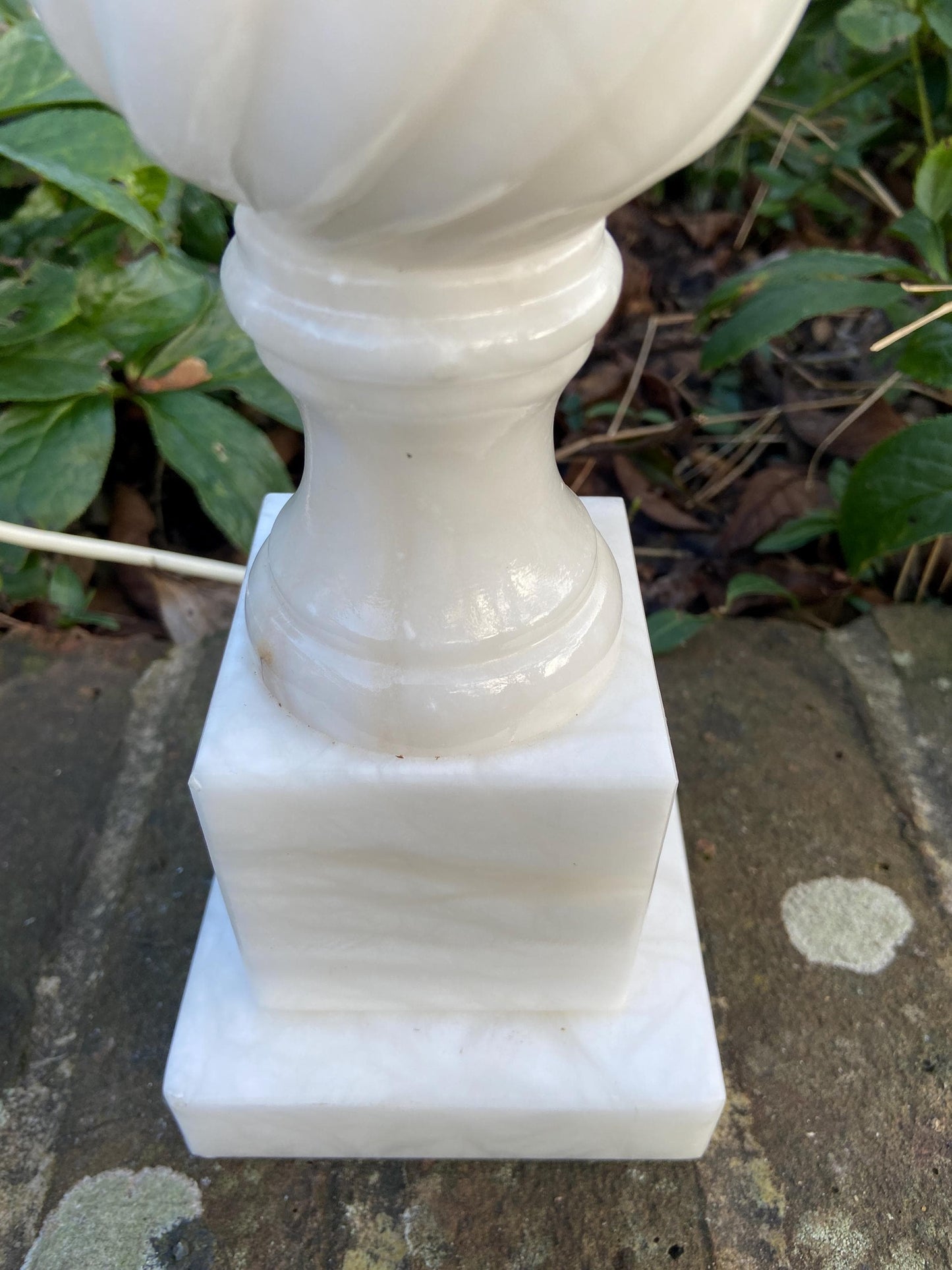 Very large vintage white Alabaster classic table lamp - working