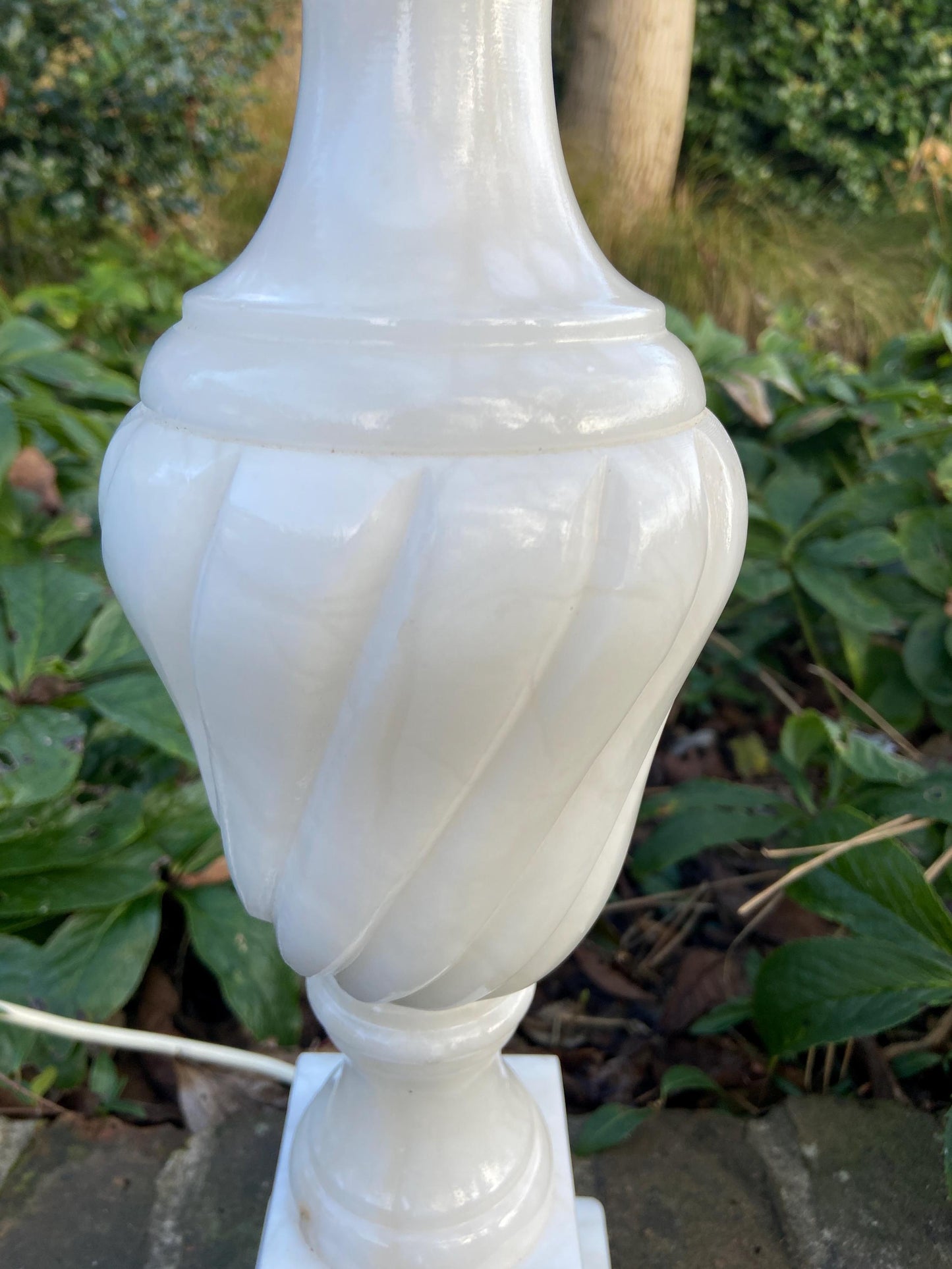 Very large vintage white Alabaster classic table lamp - working