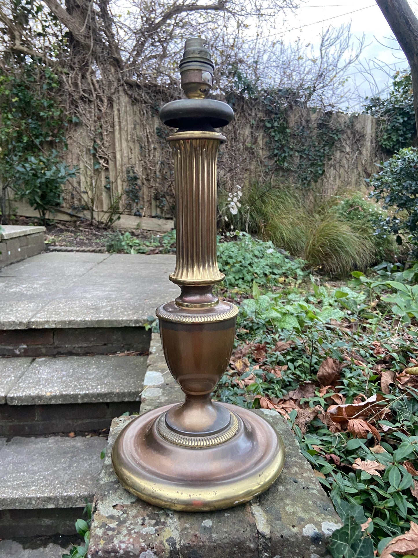 Wonderful two tone Brass metal vintage table lamp, 1970s - antique looking finish - working