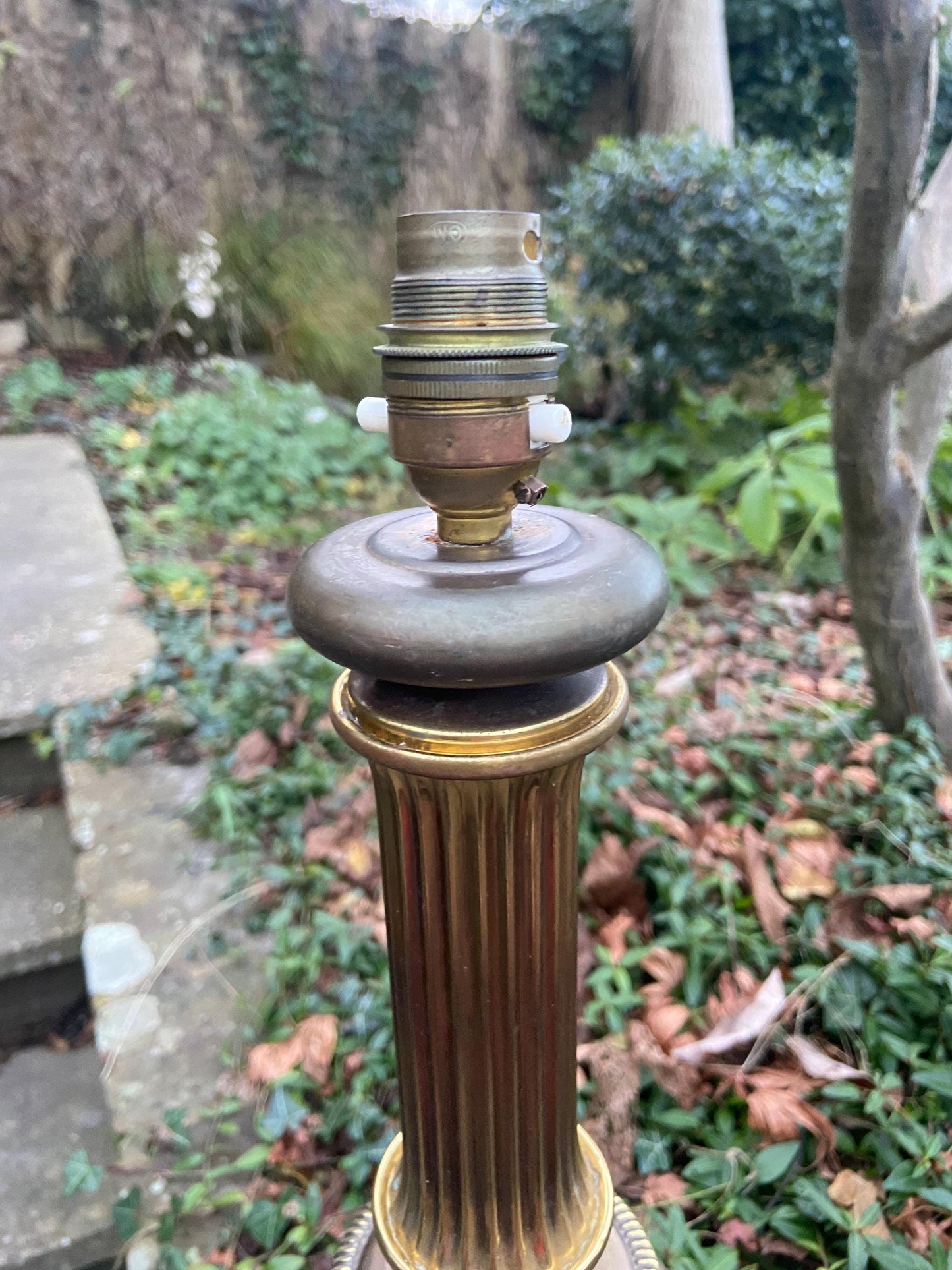 Wonderful two tone Brass metal vintage table lamp, 1970s - antique looking finish - working