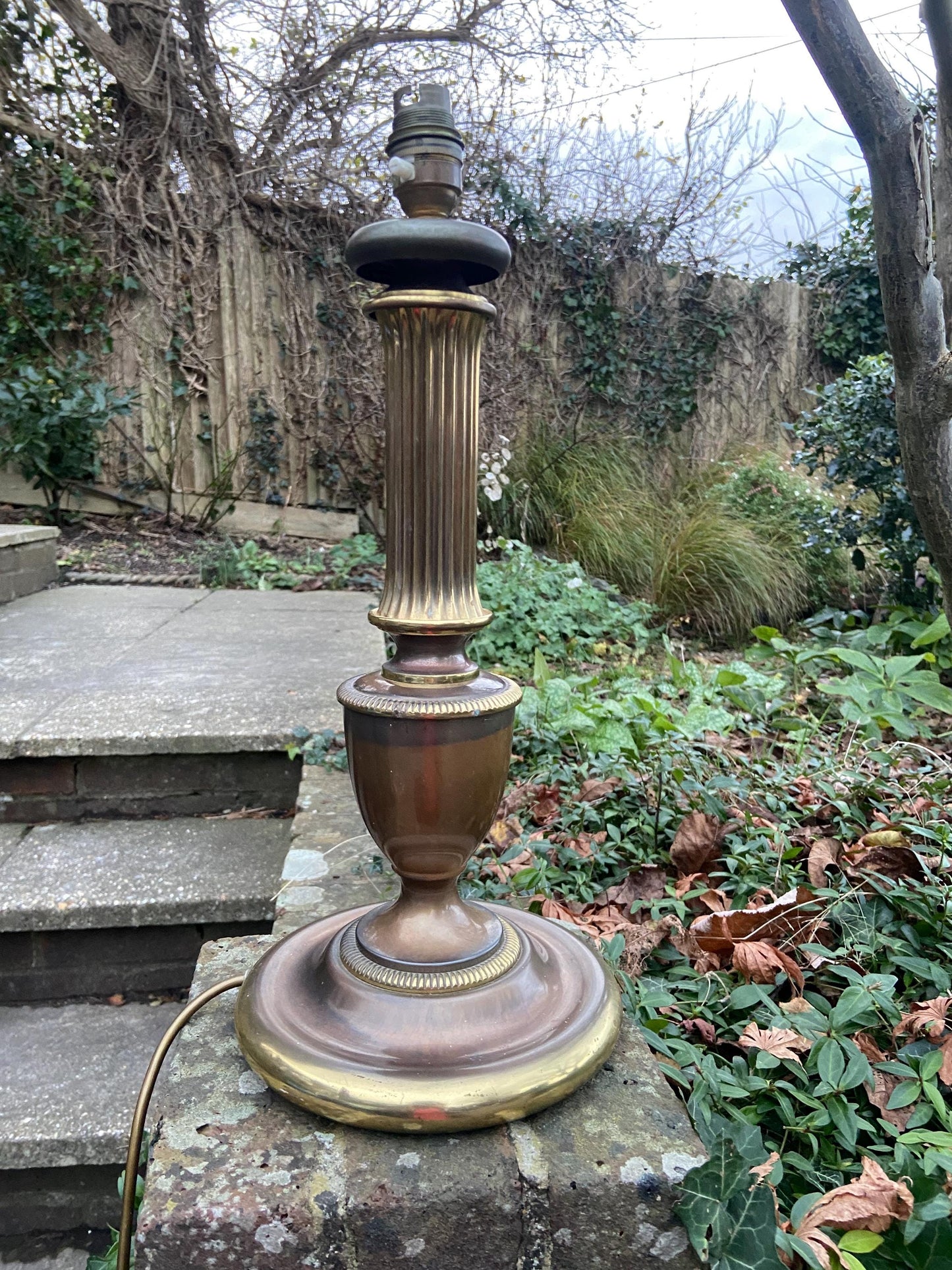 Wonderful two tone Brass metal vintage table lamp, 1970s - antique looking finish - working