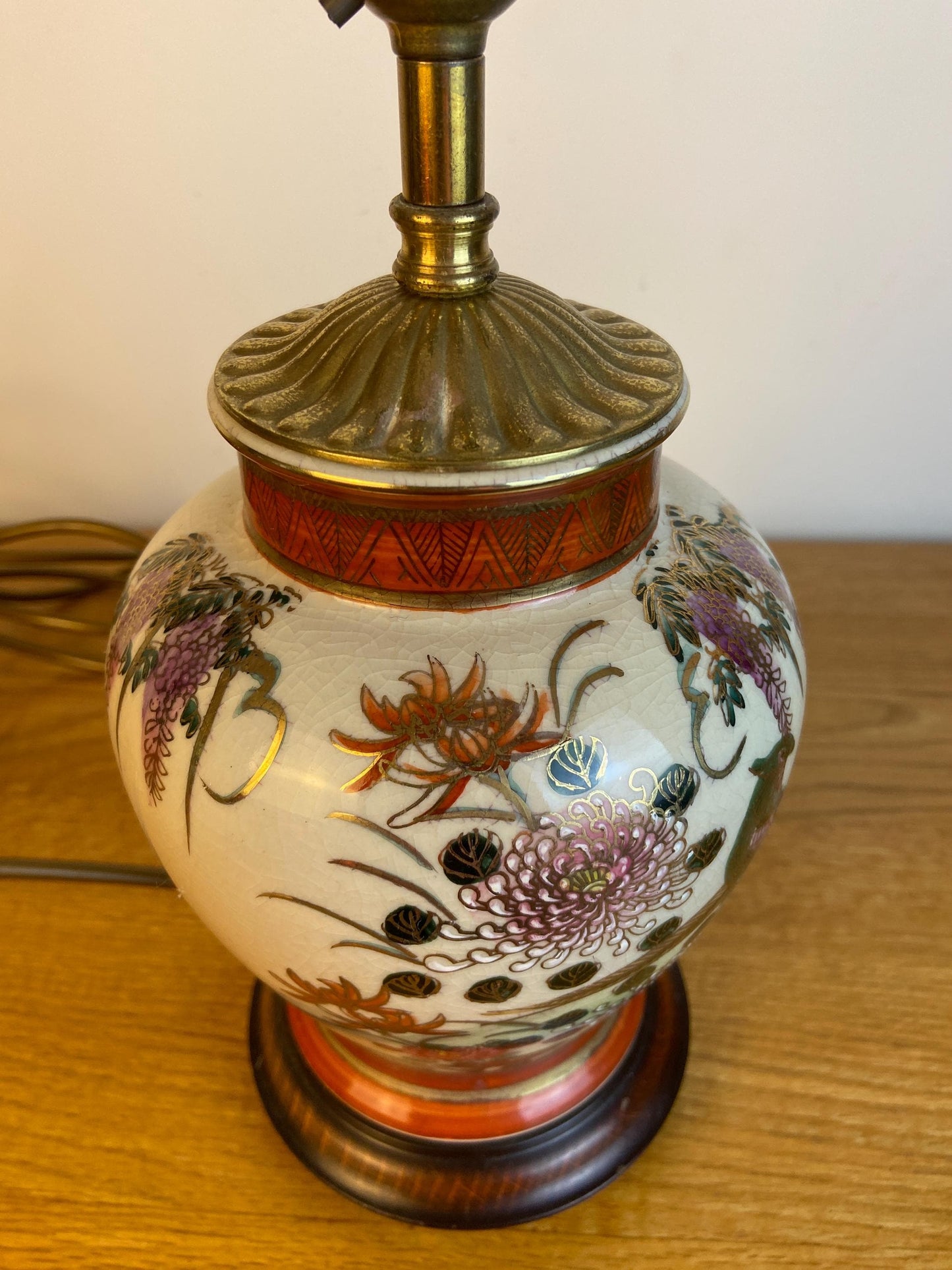 Vintage Kutani Rochamp Oriental Style Table Lamp, smaller size, 30cm tall, 14cm diameter, lotus flowers, wisteria, mythical birds, working