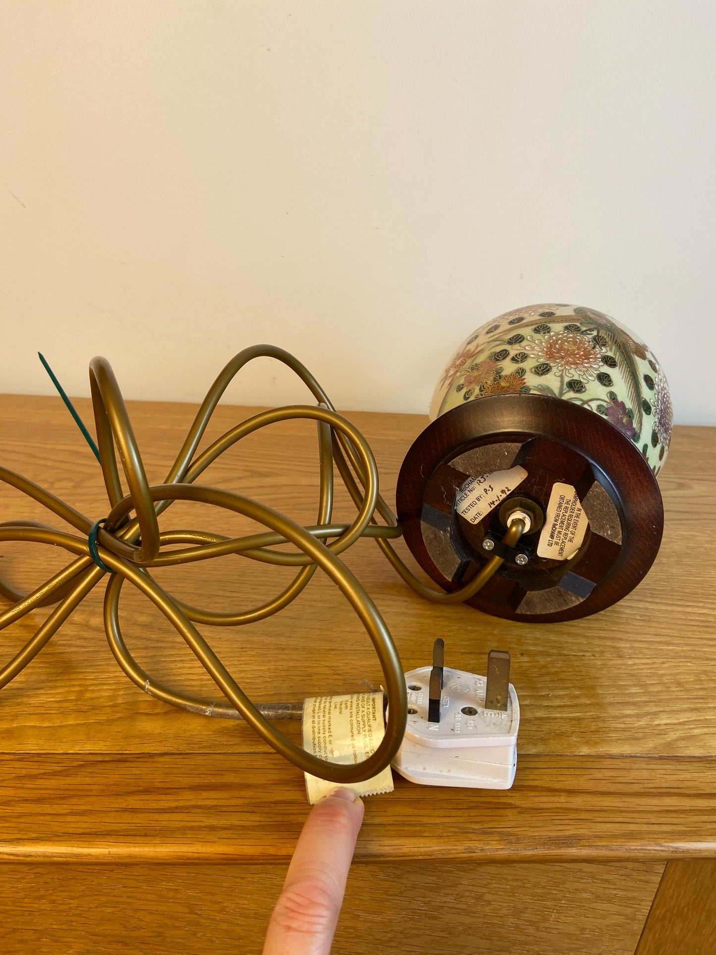 Vintage Kutani Rochamp Oriental Style Table Lamp, smaller size, 30cm tall, 14cm diameter, lotus flowers, wisteria, mythical birds, working
