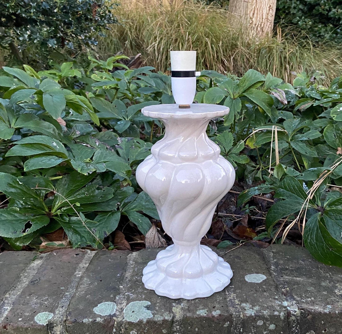 gorgeous ceramic glazed pottery lamp with an Italian look andfeel. Quality. 1950s mid century vintage table lamp