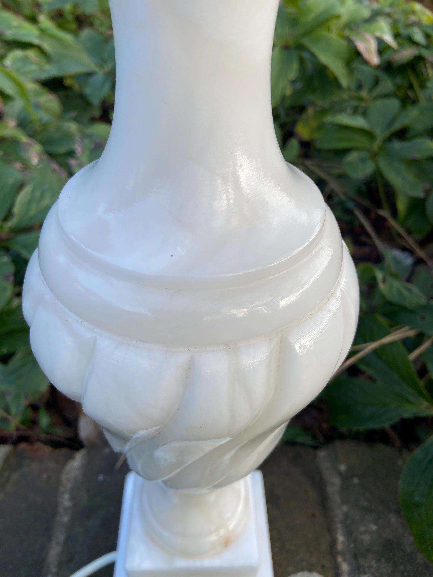 Very large vintage white Alabaster classic table lamp - working