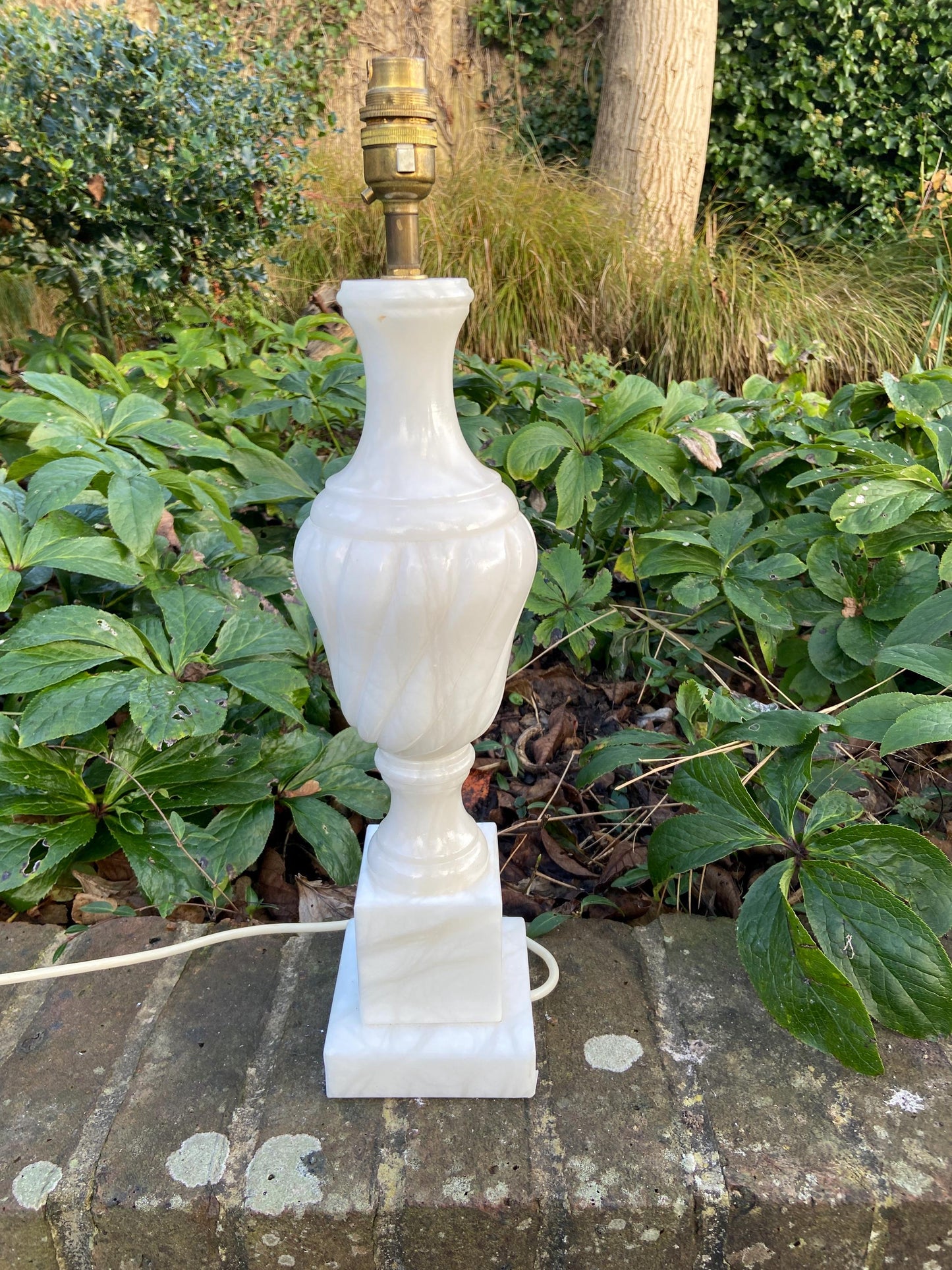 Very large vintage white Alabaster classic table lamp - working