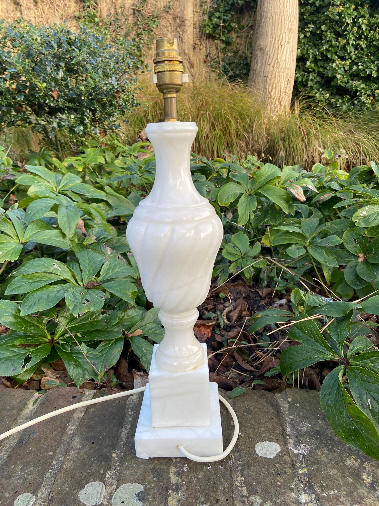 Very large vintage white Alabaster classic table lamp - working