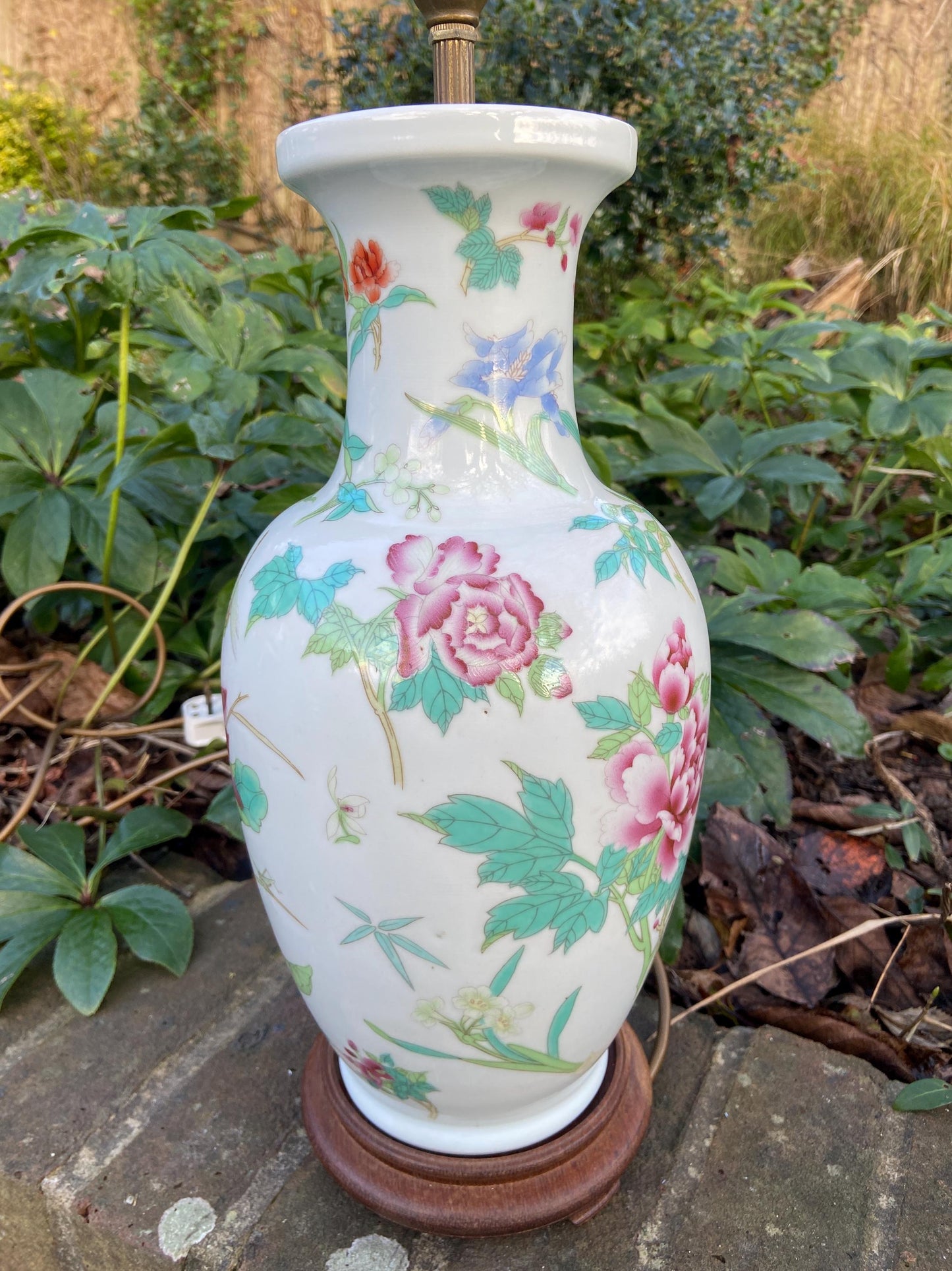 Very lovely large vintage oriental vase shaped table lamp, hand painted, Japanese style design - working condition