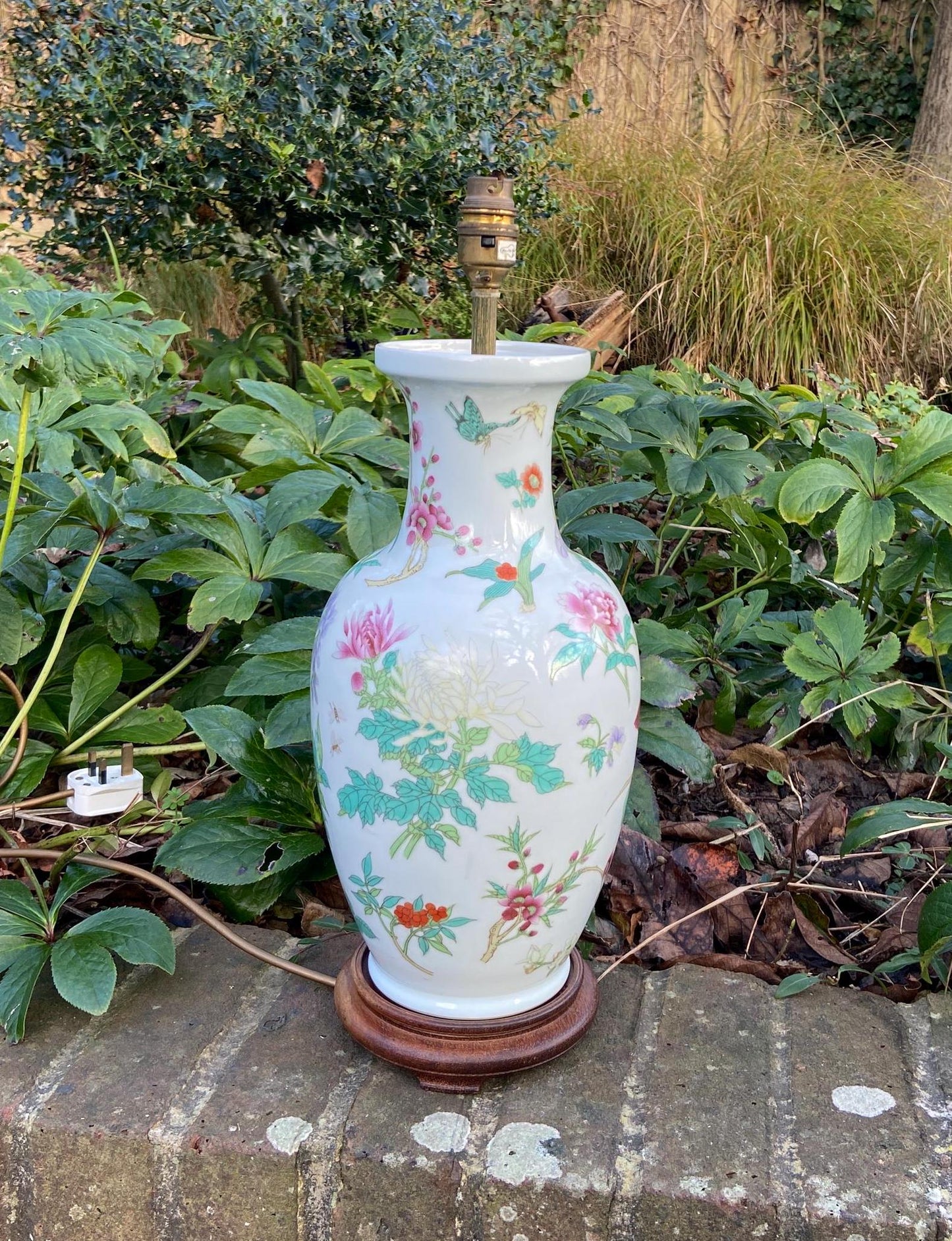 hand painted vase shaped oriental vintage table lamp. Japanese, oriental table lamp