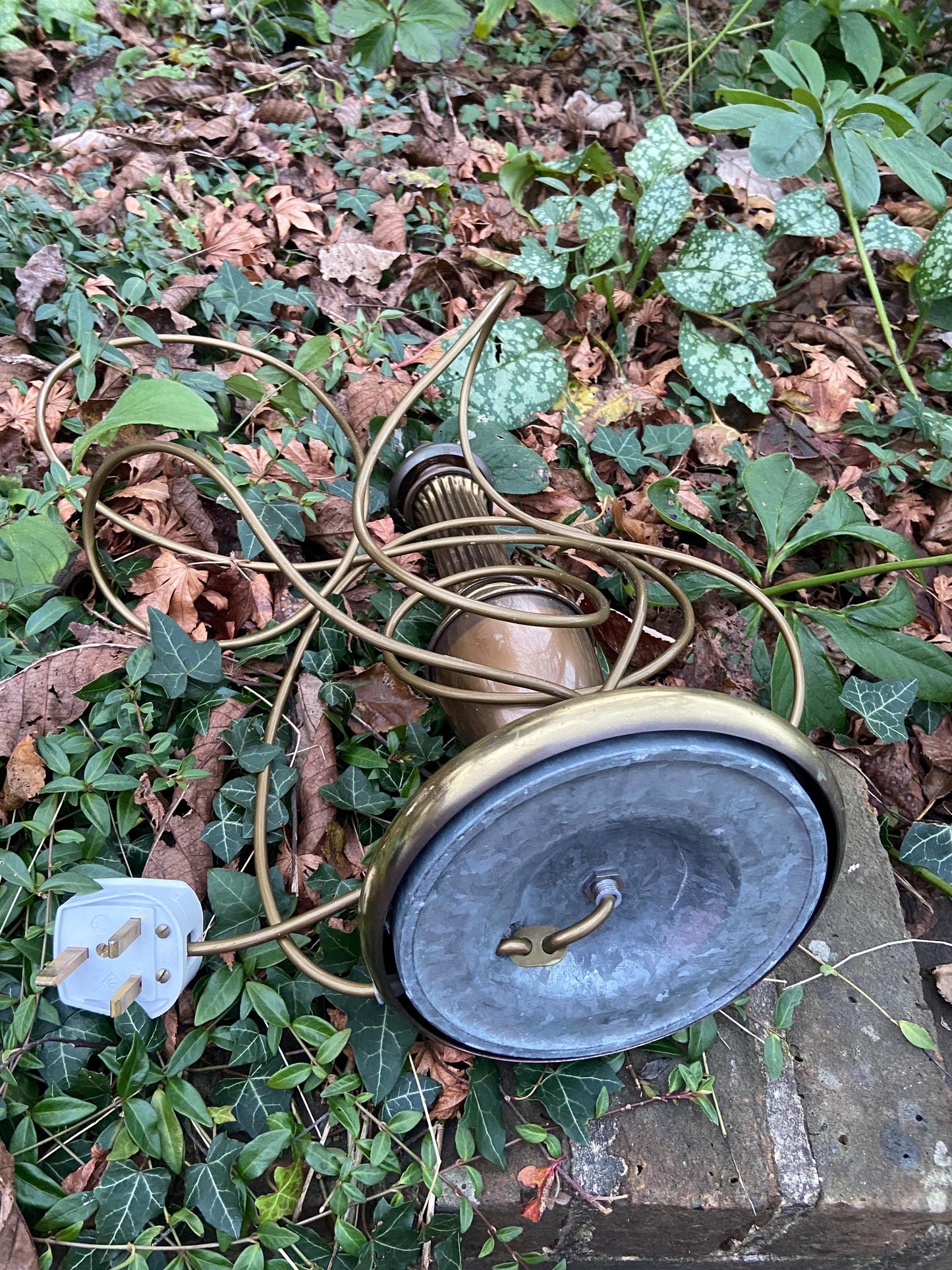 Wonderful two tone Brass metal vintage table lamp, 1970s - antique looking finish - working