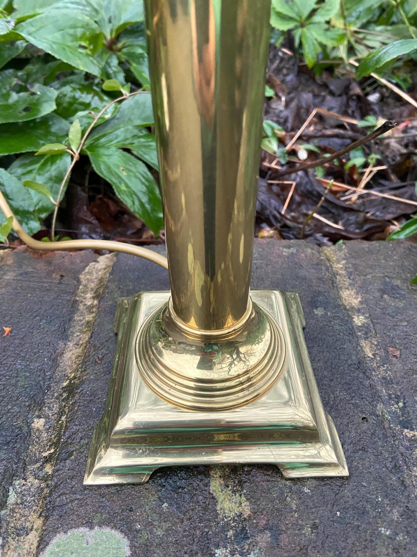 Medium sized classic retro brass vintage table lamp made for BHS - 32cm tall, working condition