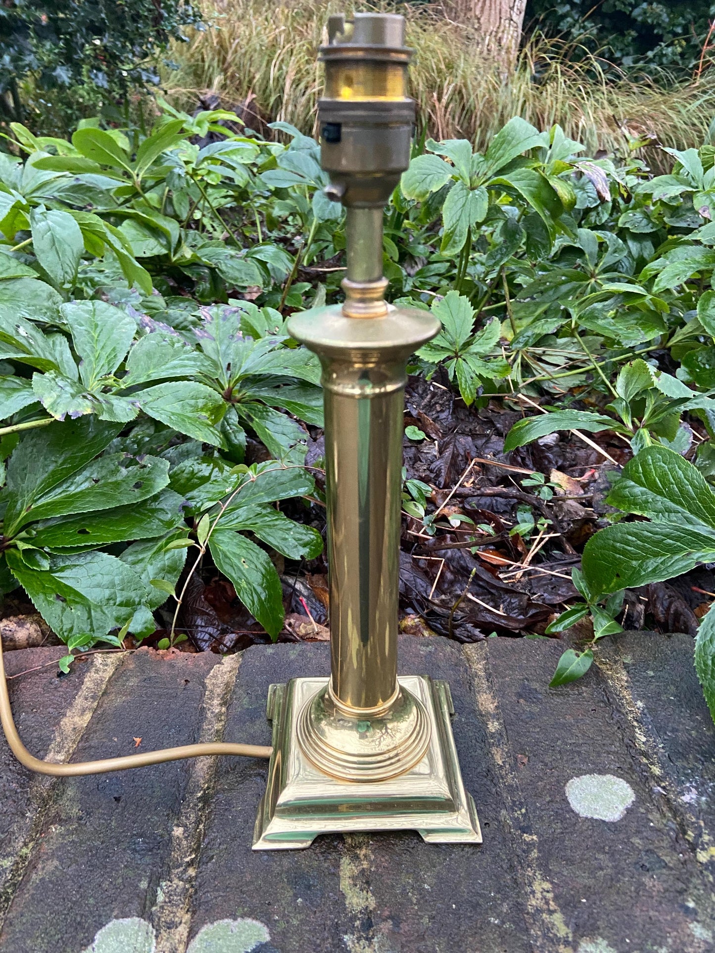 Medium sized classic retro brass vintage table lamp made for BHS - 32cm tall, working condition