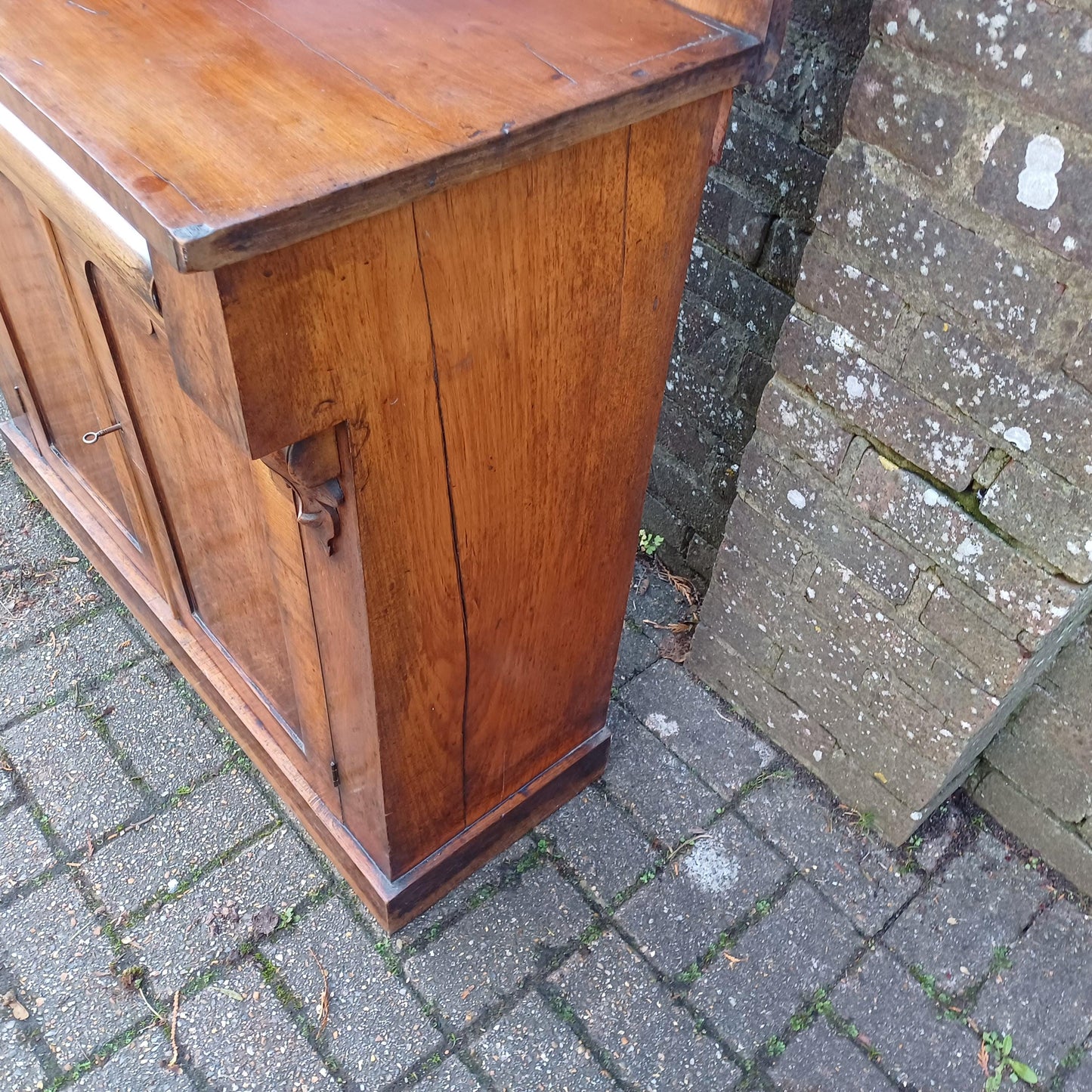 Antique Victorian Mahogany Veneer Sideboard Cupboard with Ornate Carvings – Decorative and Practical Classic Furniture FREE HAND Delivery