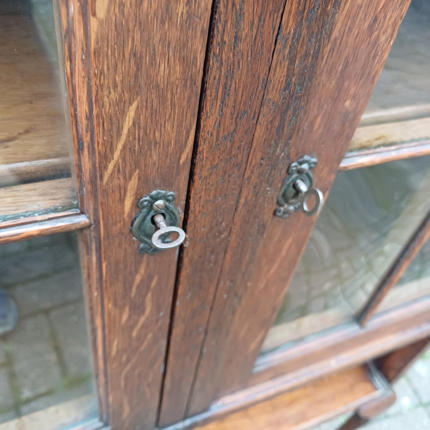 Beautiful Vintage Victorian Oak Glazed Cupboard with Curved Glass. FREE HAND Delivery.