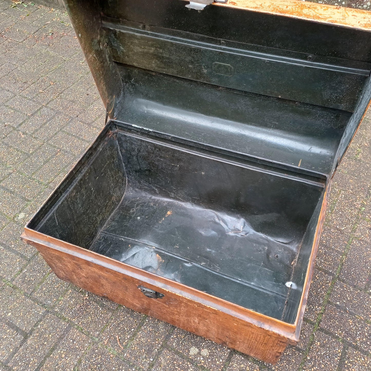 A Particularly Large Classic Victorian Travel Trunk Large Tin Storage Chest Rustic Shabby Chic Coffee Table FREE HAND Delivery