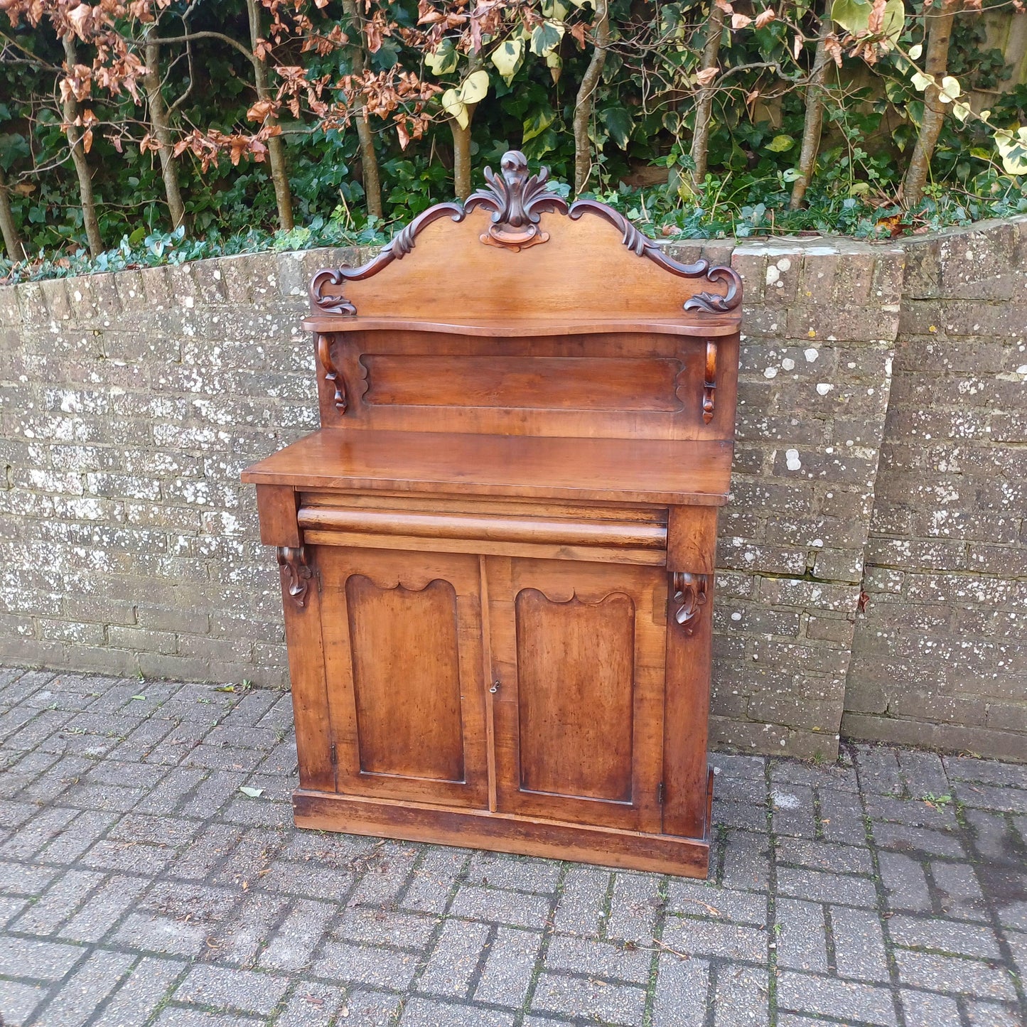 Antique Victorian Mahogany Veneer Sideboard Cupboard with Ornate Carvings – Decorative and Practical Classic Furniture FREE HAND Delivery