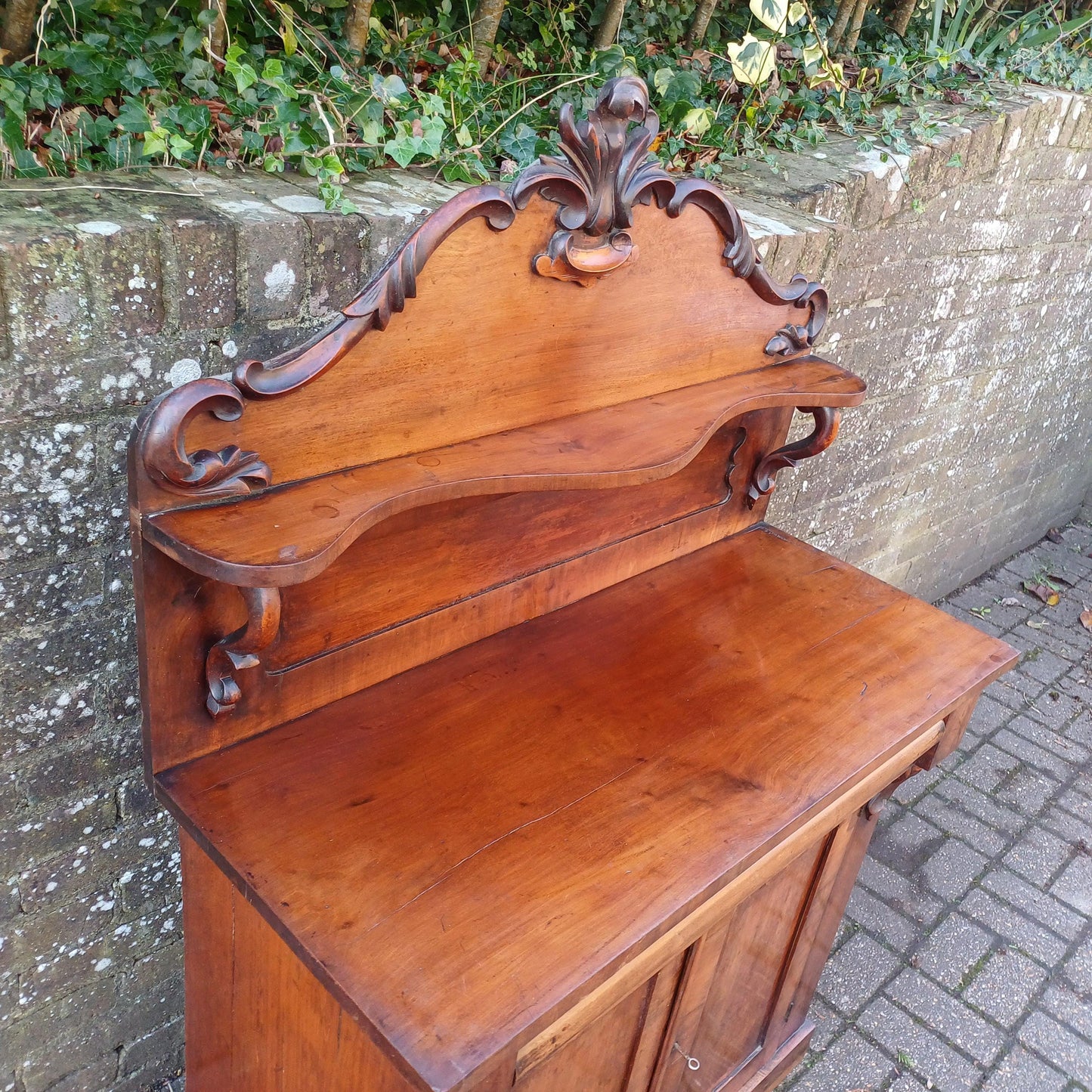 Antique Victorian Mahogany Veneer Sideboard Cupboard with Ornate Carvings – Decorative and Practical Classic Furniture FREE HAND Delivery