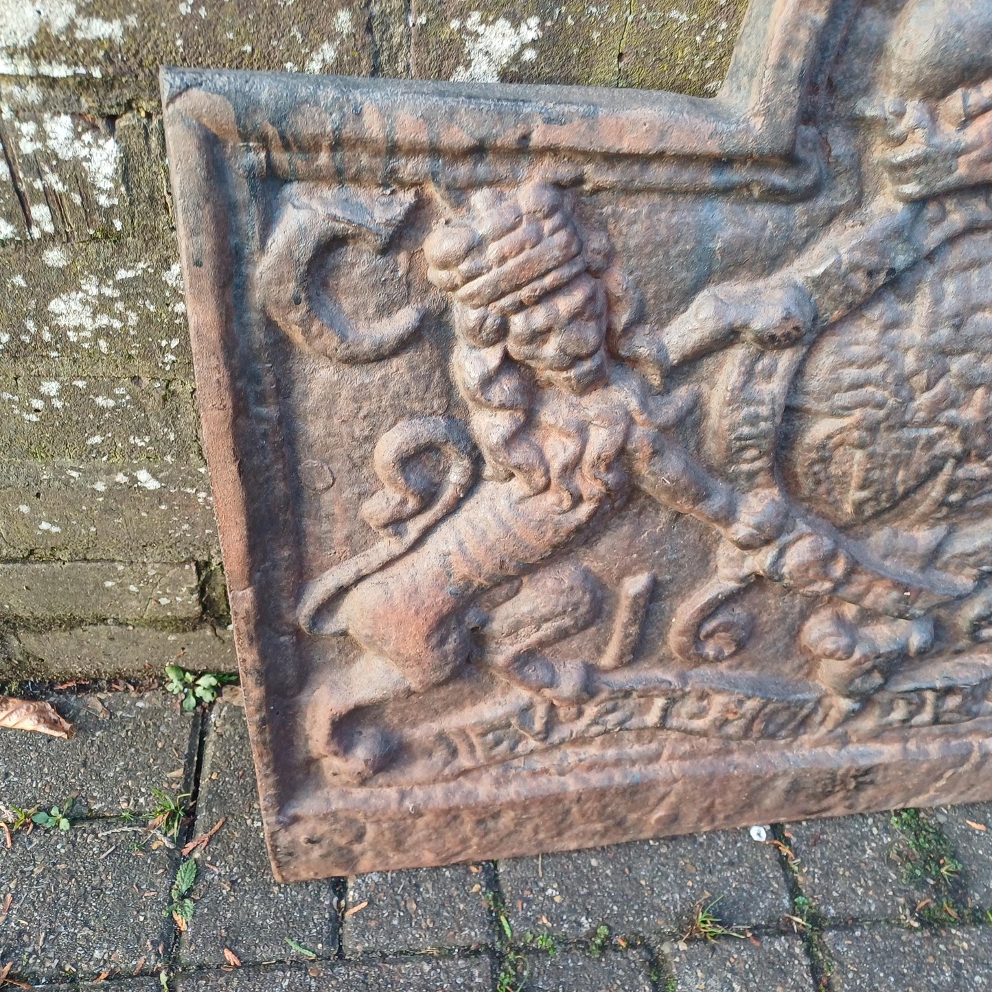 Huge Breathtaking 53 kg Solid Iron Fire Back Historical Aesthetics 'God and my Right' 17th or 18th Century