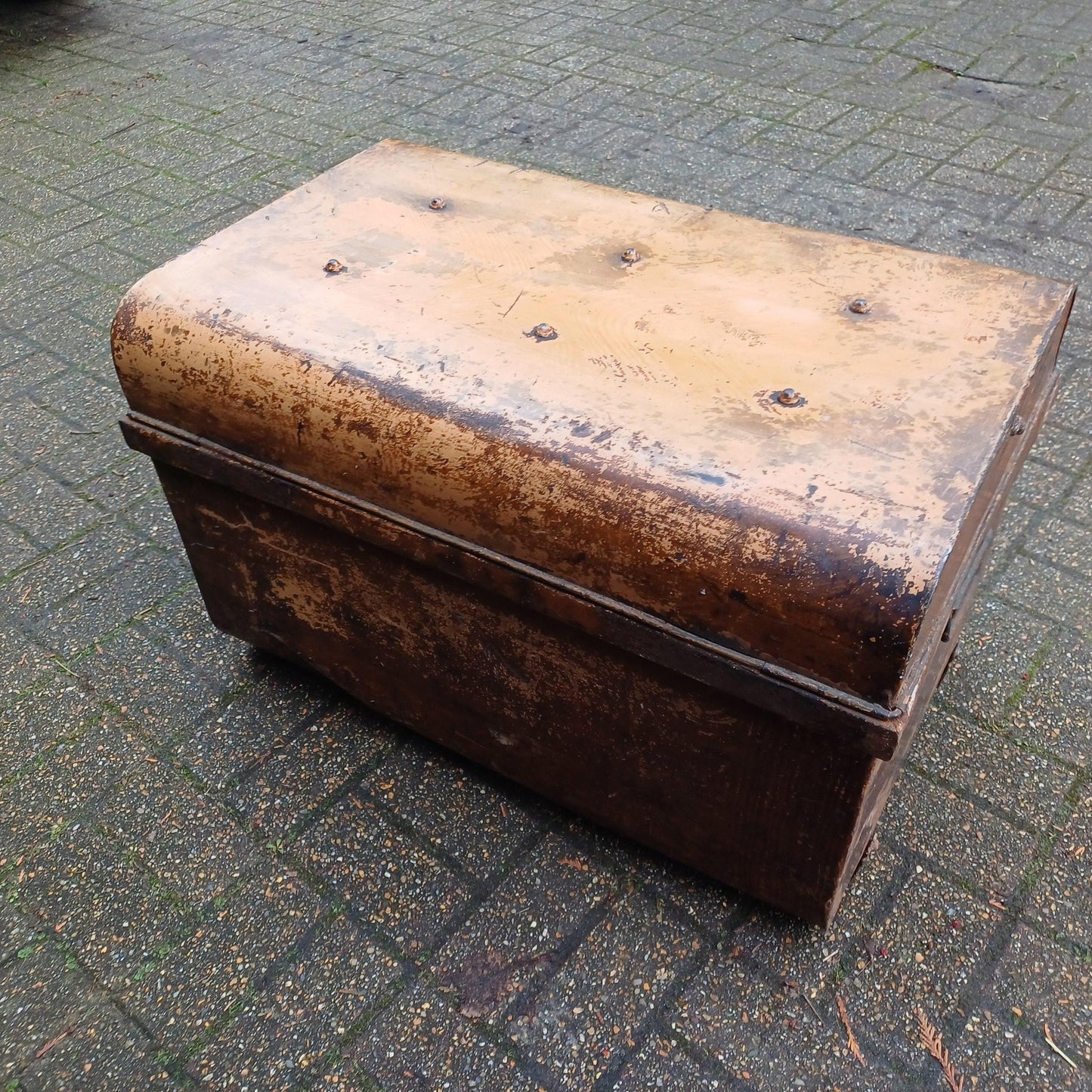 A Particularly Large Classic Victorian Travel Trunk Large Tin Storage Chest Rustic Shabby Chic Coffee Table FREE HAND Delivery