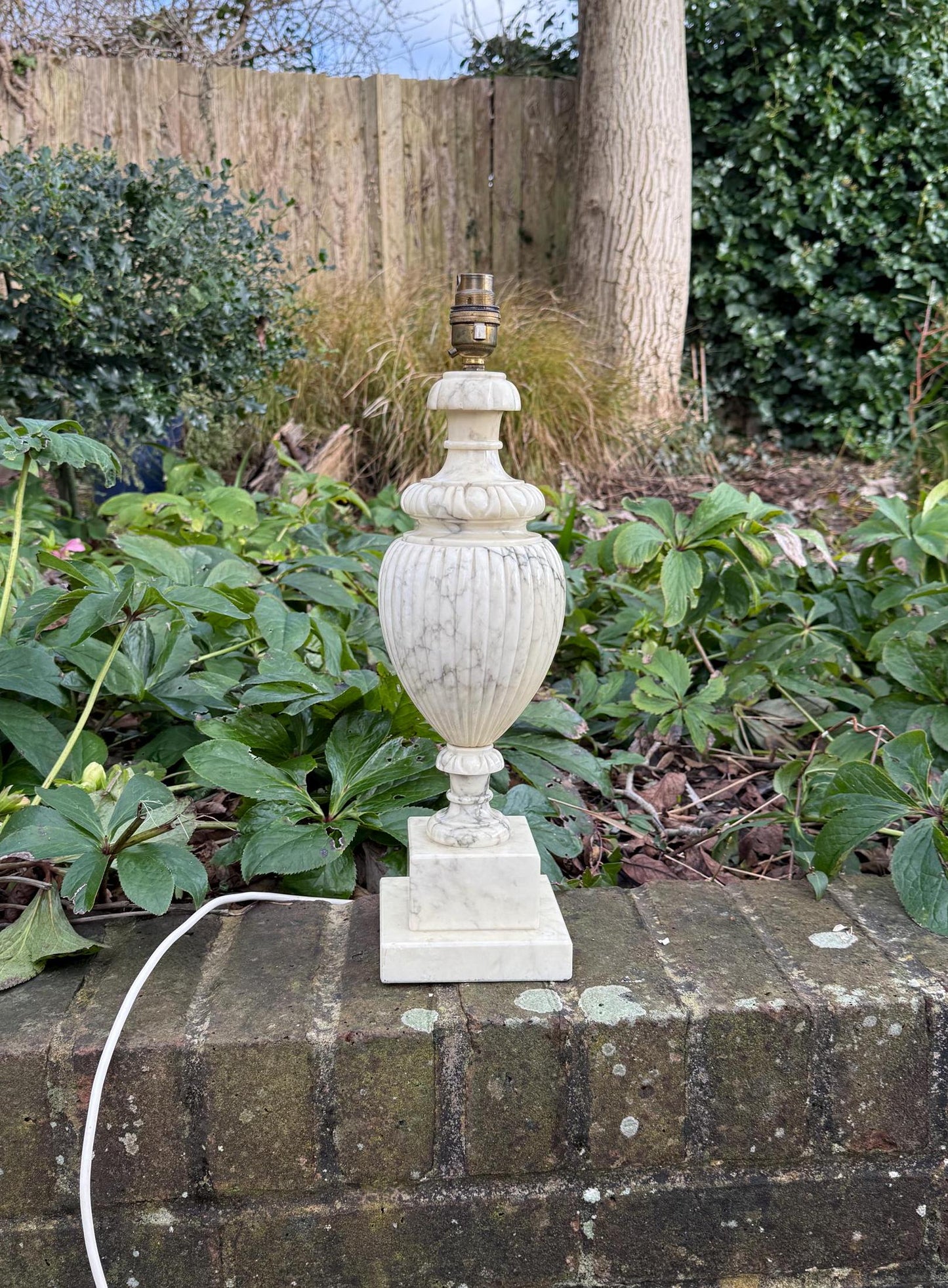 very large and attractive alabaster classic urn shaped lamp. working condition. large vintage table lamp